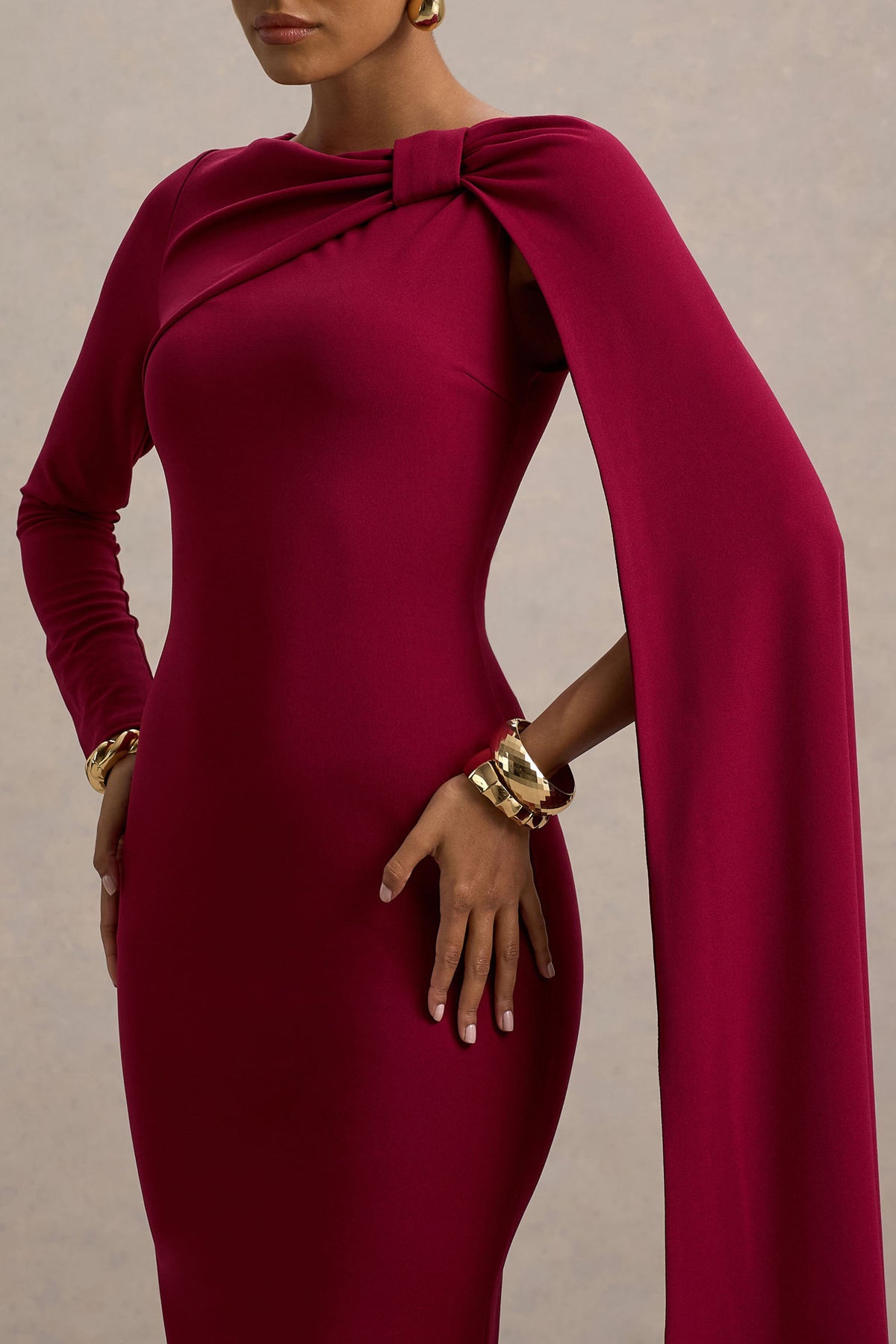 Frances | Burgunderrotes Maxikleid mit hohem Kragen und Cape-Detail.