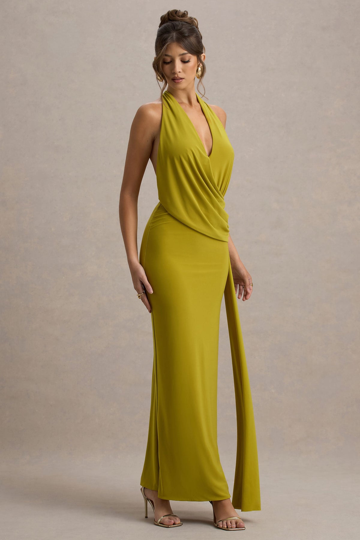 Rosina | Grünes drapiertes Maxikleid mit Halterneck und Schleife