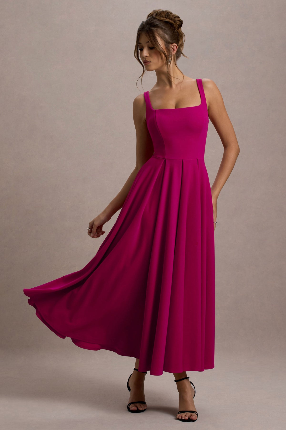 Parina | Knallpinkfarbenes Midikleid mit Trägern und Volantsaum