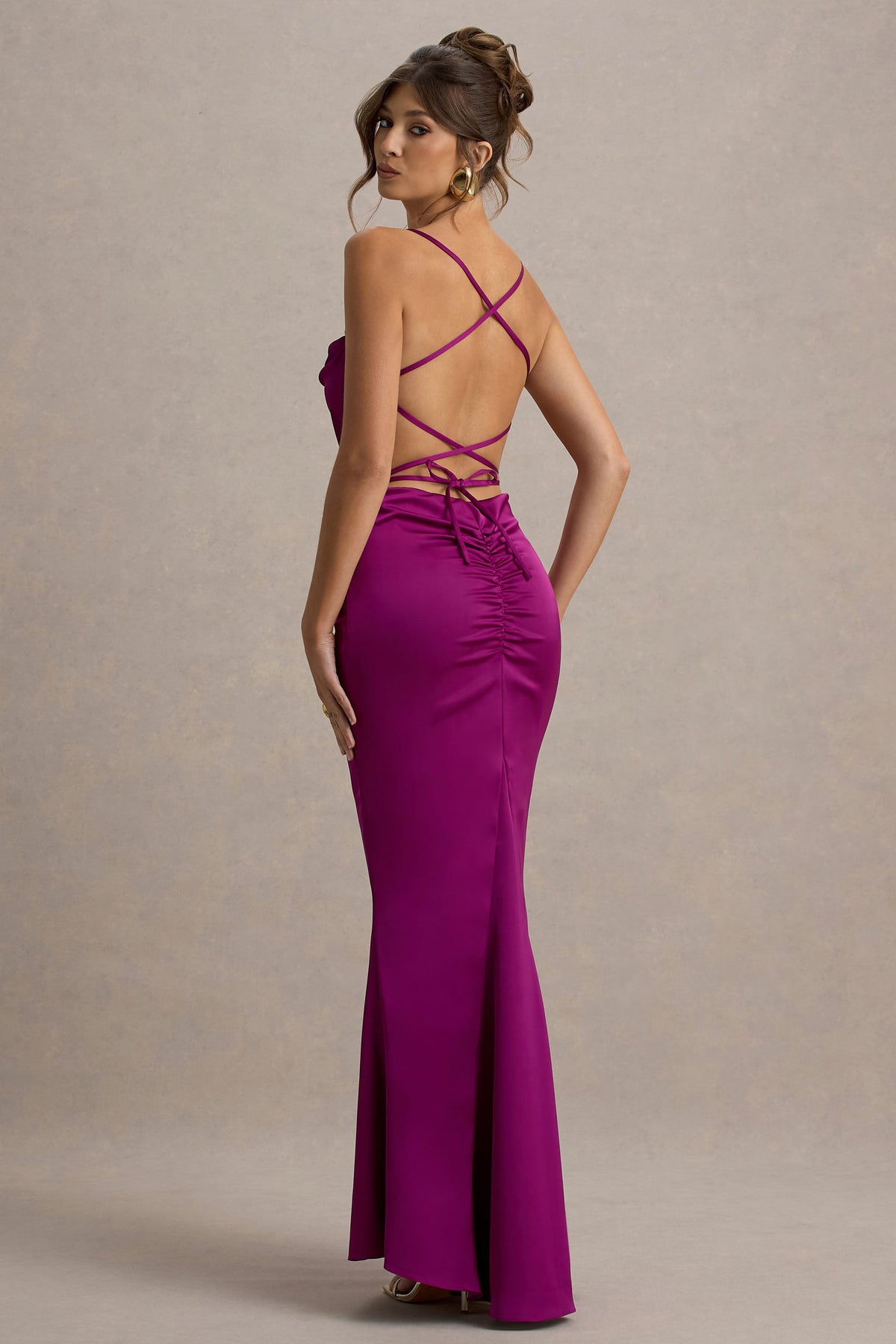 Gia | Dunkelrosa Satin-Maxikleid mit Wasserfallausschnitt