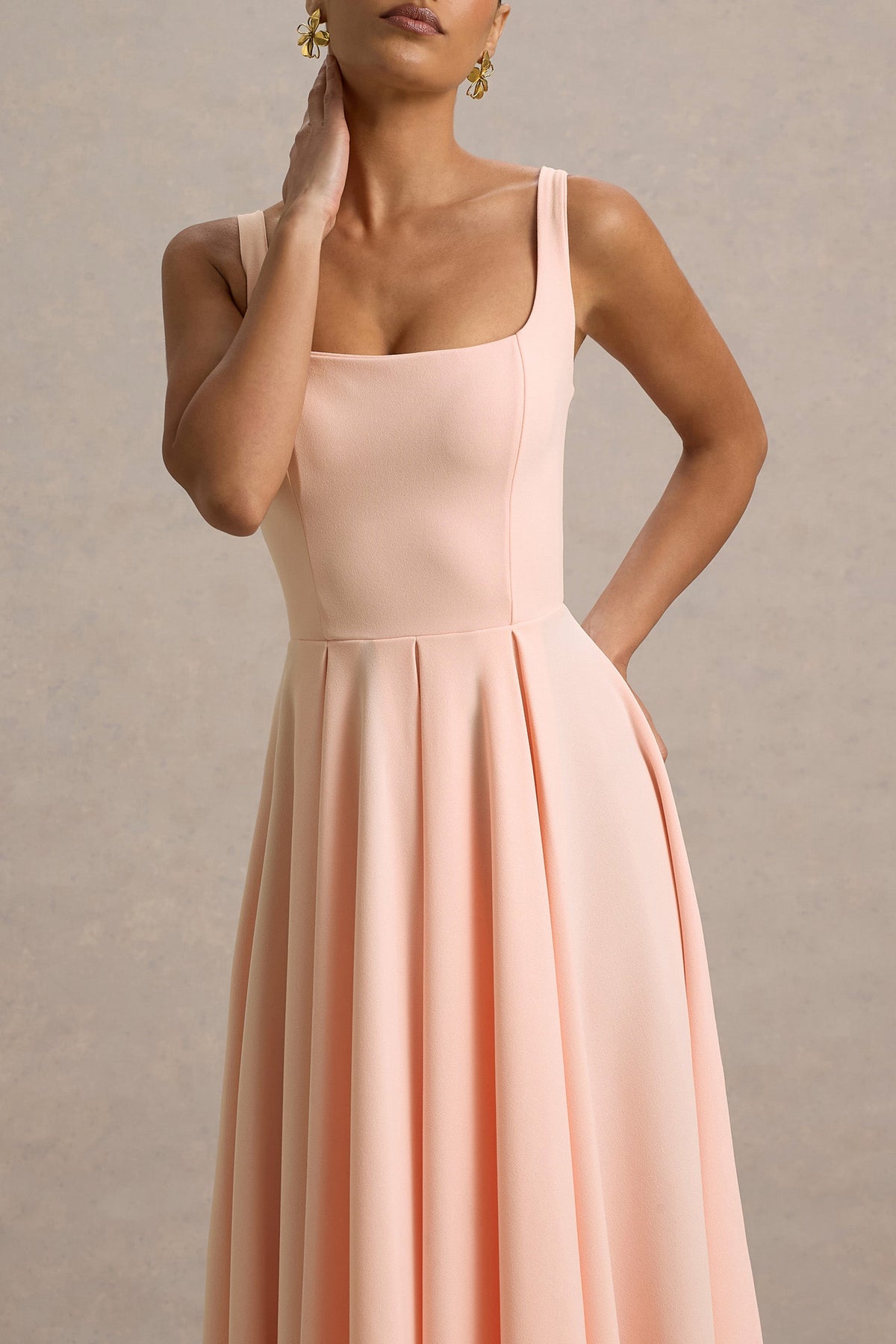 Parina | Rosafarbenes Midikleid mit Trägern und Volantsaum