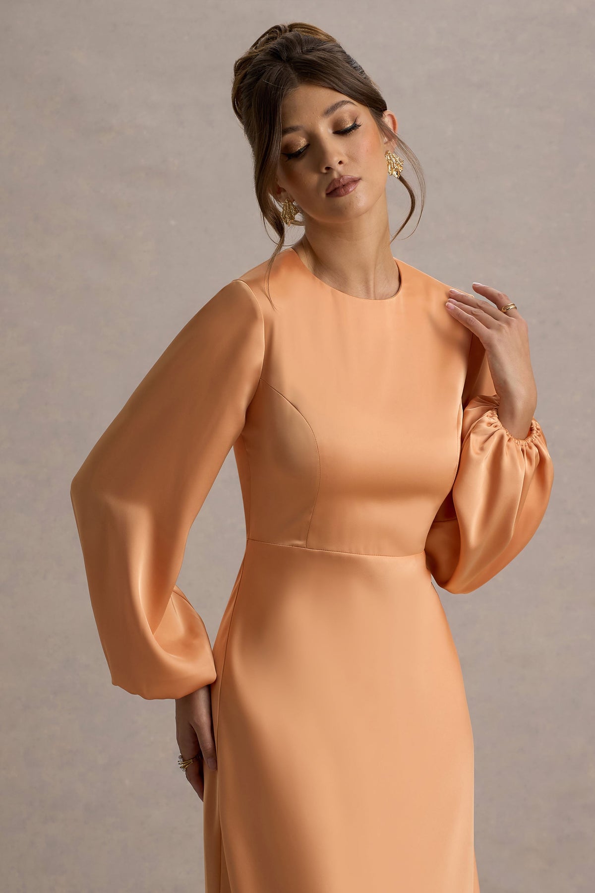 Crawley | Pfirsichfarbenes Satin-Maxikleid mit Puffärmeln