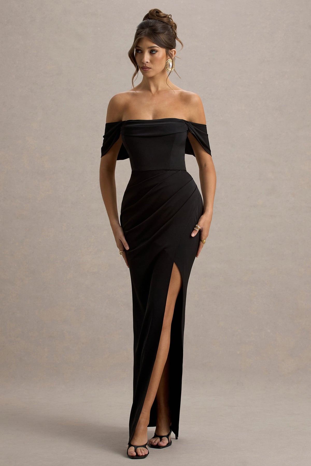 Annie | Schwarzes Satin Bardot Maxikleid mit Wickelrock und Schlitz