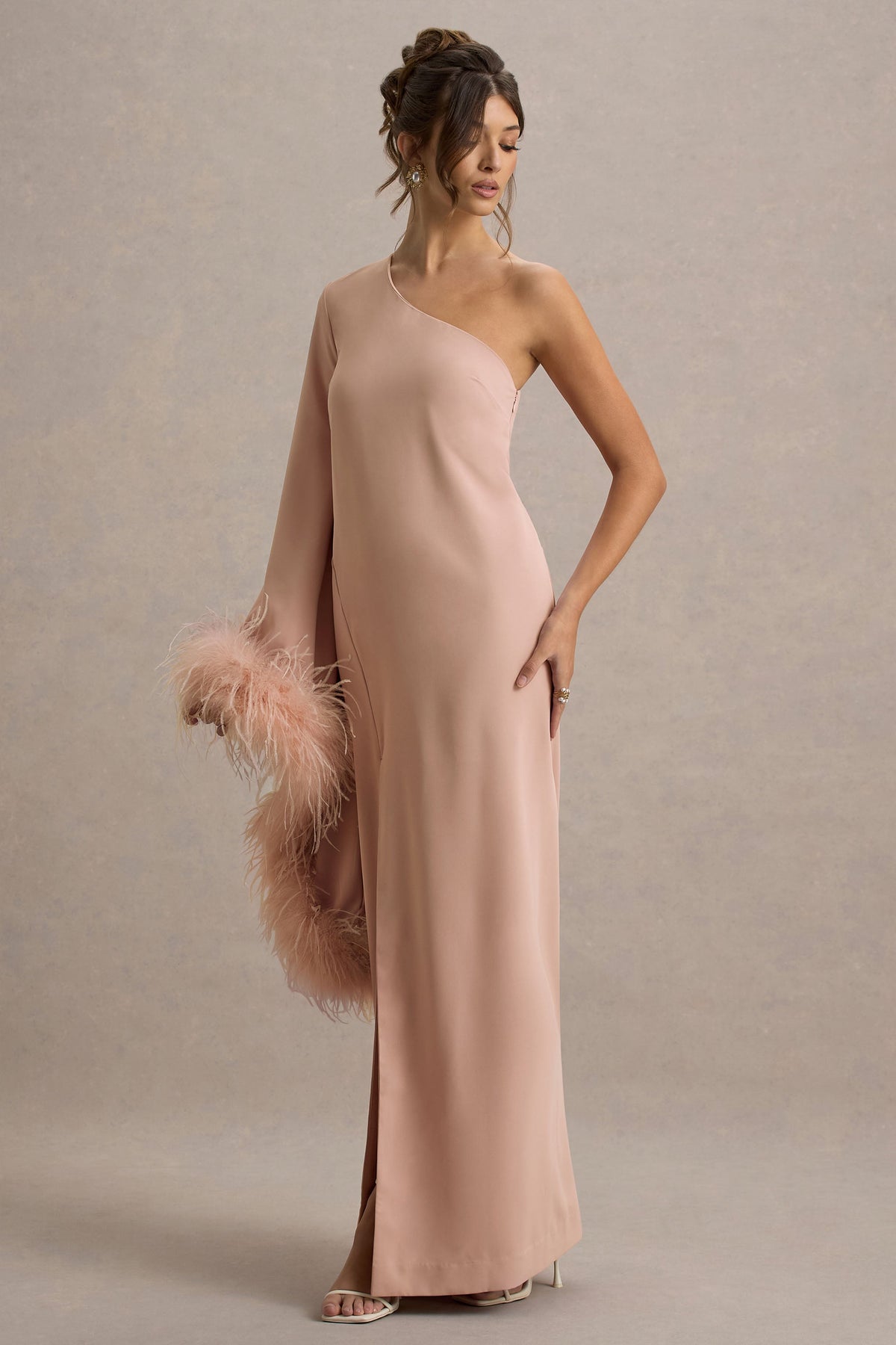 Armina | Blassrosa One-Shoulder Maxi-Kleid mit Federbesatz