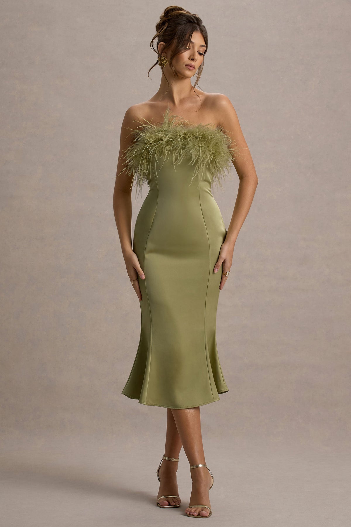 One And Only | Hellgrünes Satin-Bandeau-Midikleid mit Federbesatz