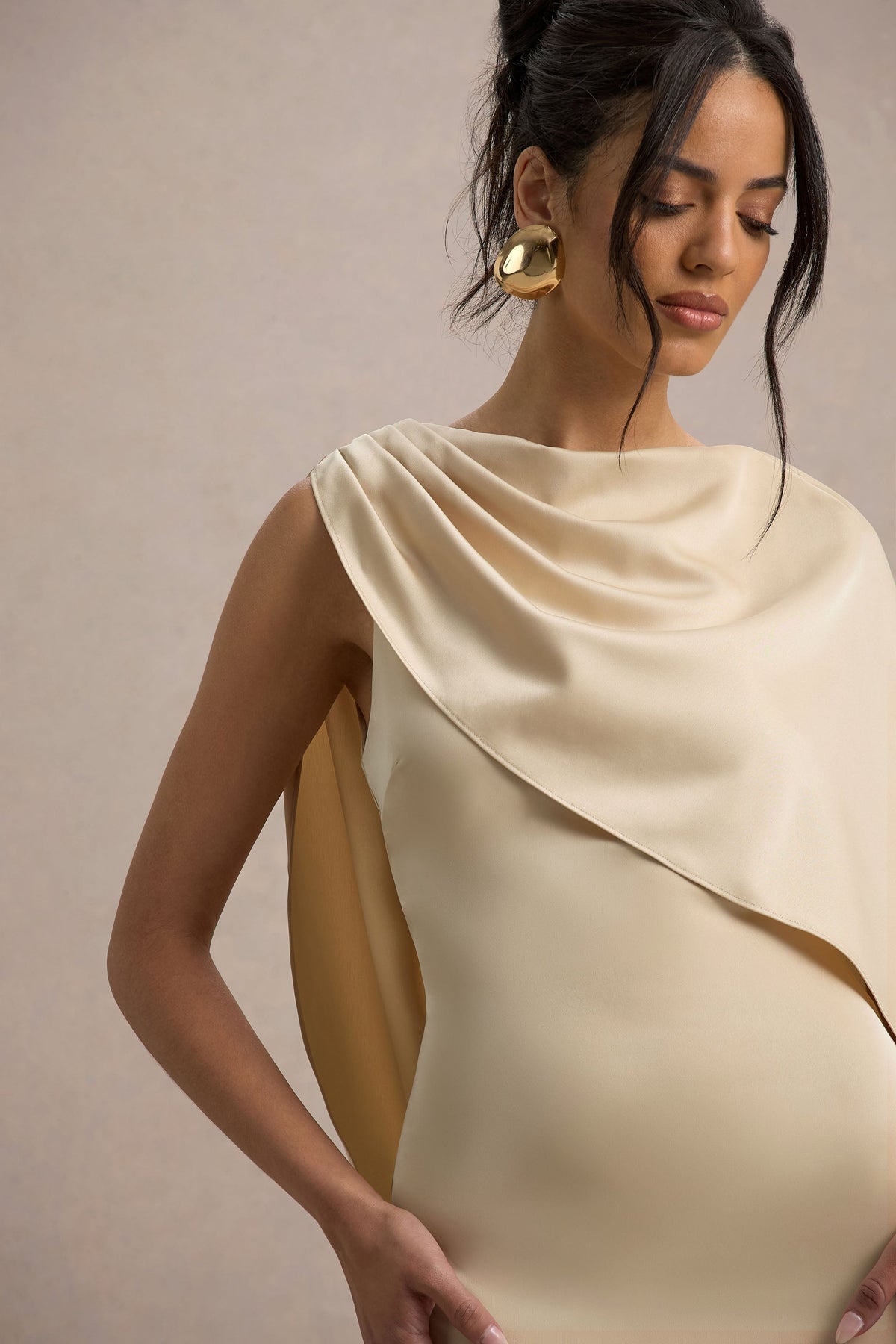 Ambra | Champagnerfarbiges Maxikleid aus Satin mit asymmetrischer Schulter und Cape