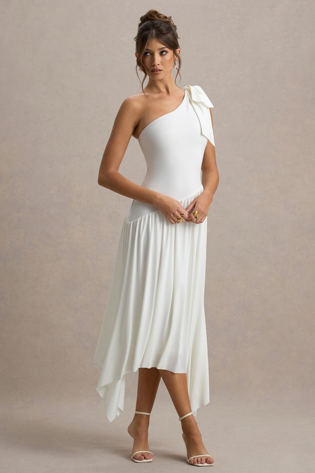 Lotus Love | Weißes Ein-Schulter-Maxikleid mit Zipfelsaum und Schleife
