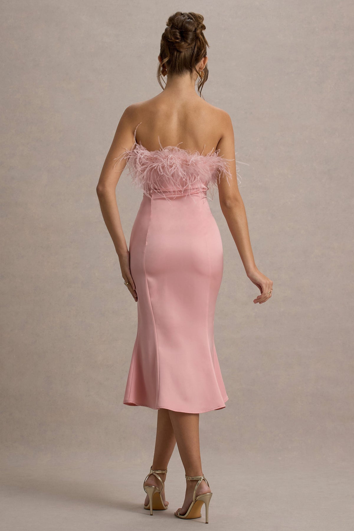 One And Only | Hellrosa Satin-Bandeau-Midikleid mit Federbesatz