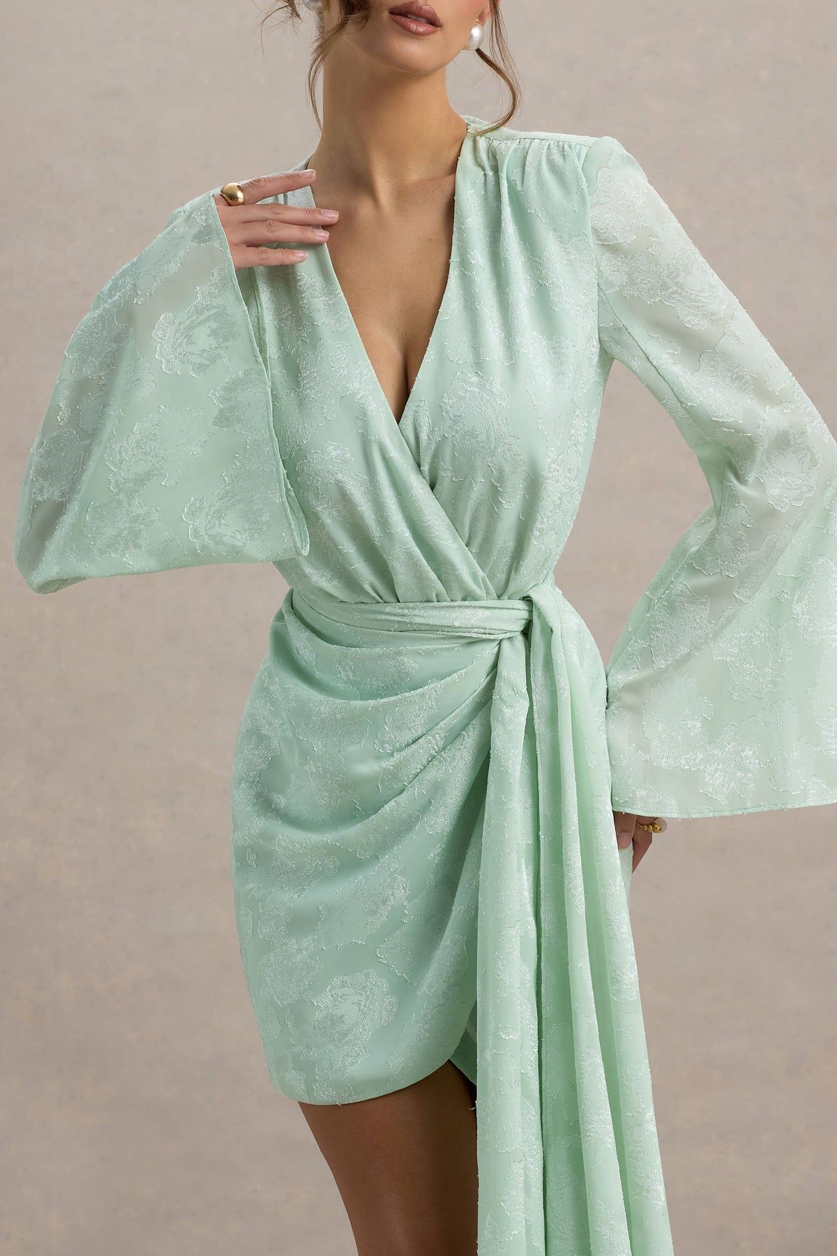 Doreen | Mintgrünes Wickel-Minikleid mit langen Ärmeln