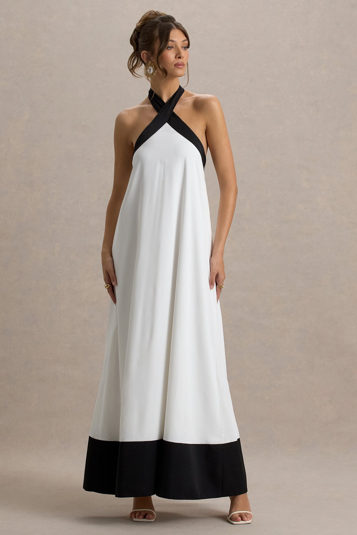 Clarabella | Weißes und schwarzes Neckholder-Maxikleid