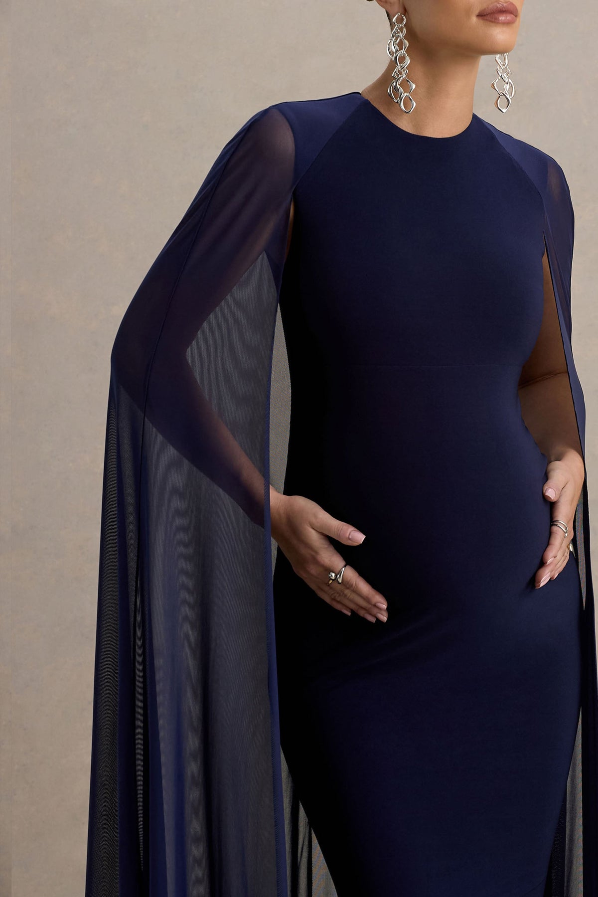 Currant | Marineblaues Maxikleid mit hohem Kragen und Cape