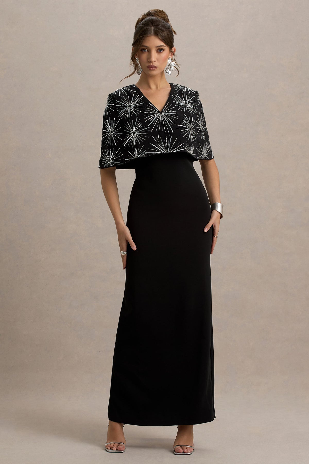 Agnella | Schwarzes Maxikleid mit Verzierungen und V-Ausschnitt