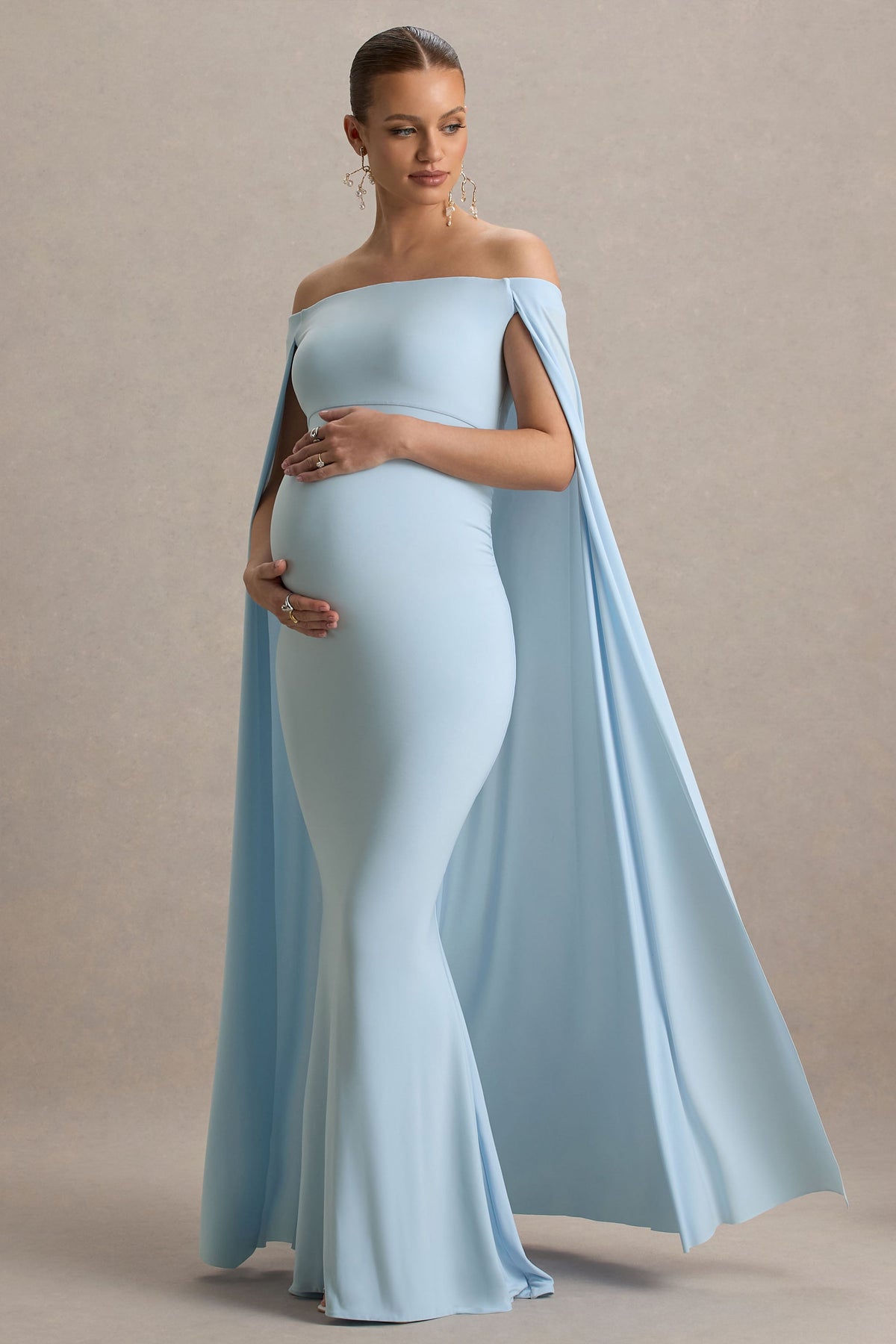 Radiance | Puderblaues Bardot-Umstands-Maxikleid mit Cape