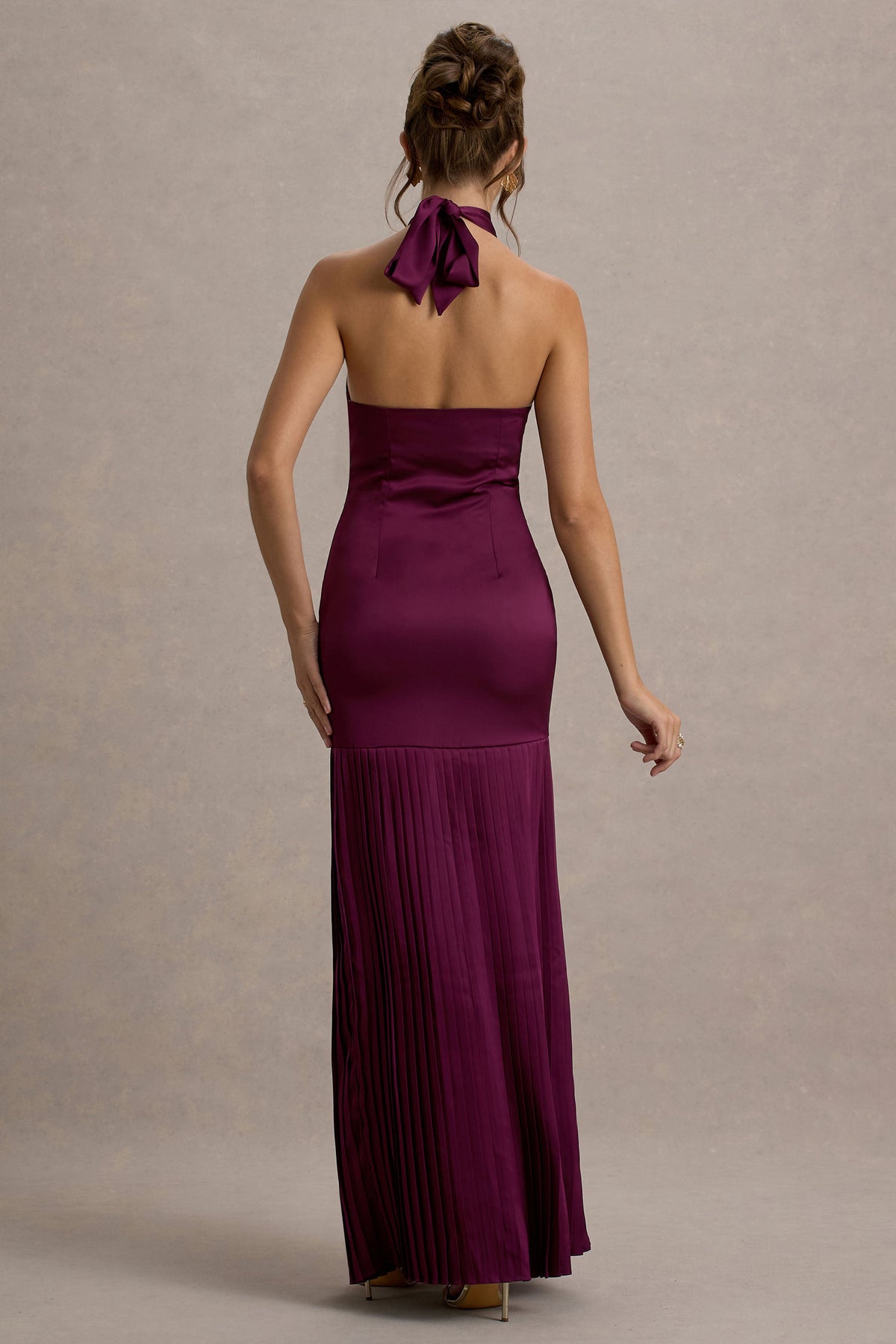 Sansa | Burgunderrote Satin-Plissee-Maxikleid mit überkreuztem Halterneck