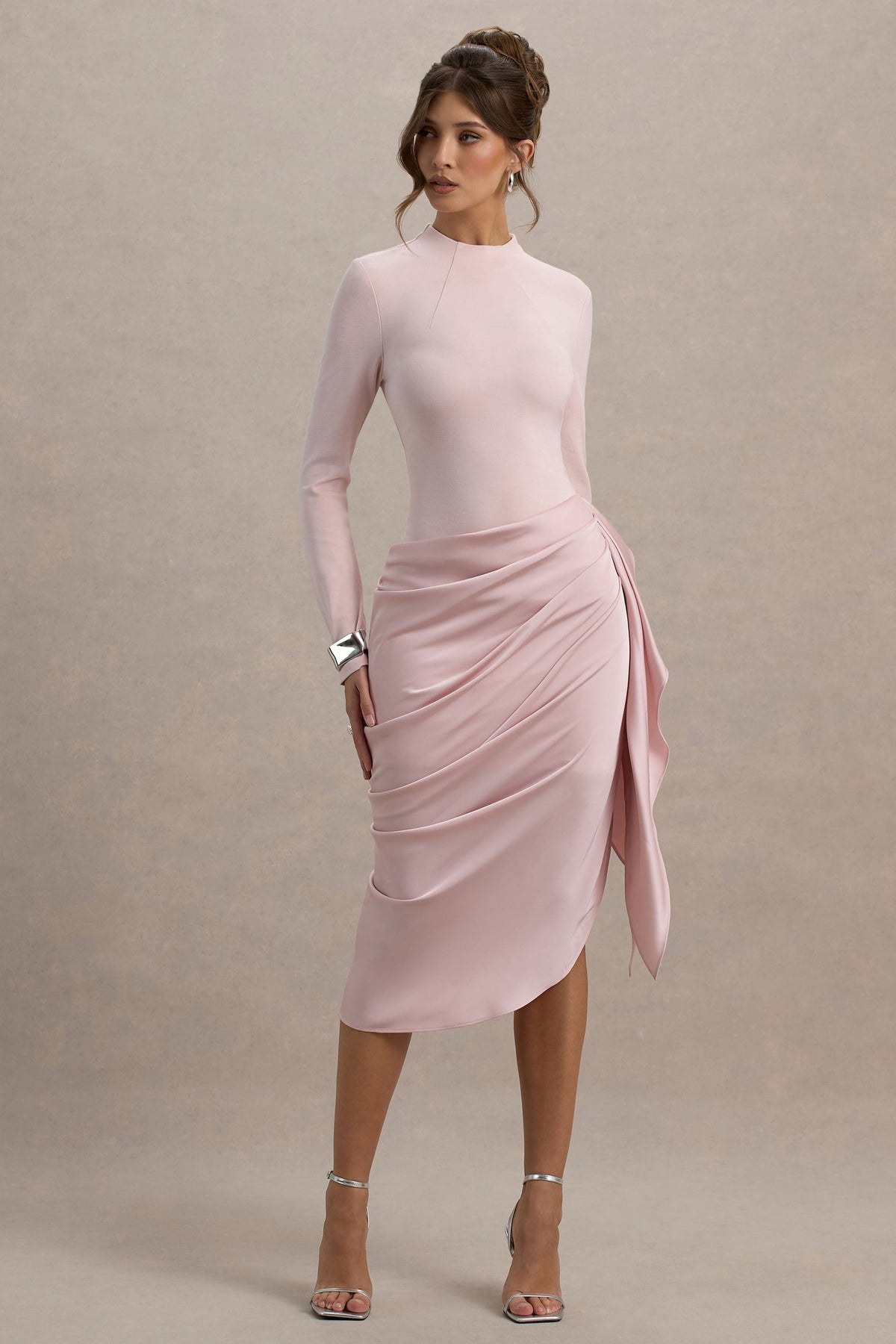 Raffie | Rosafarbenes Langarm-Midikleid mit Satin-Wickelrock