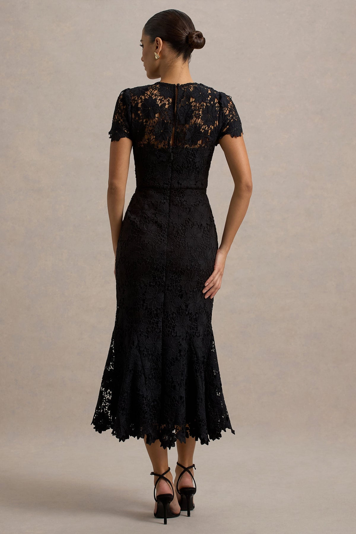 Clarissa | Schwarzes Spitzen-Midikleid mit kurzen Ärmeln und Faltenrock.