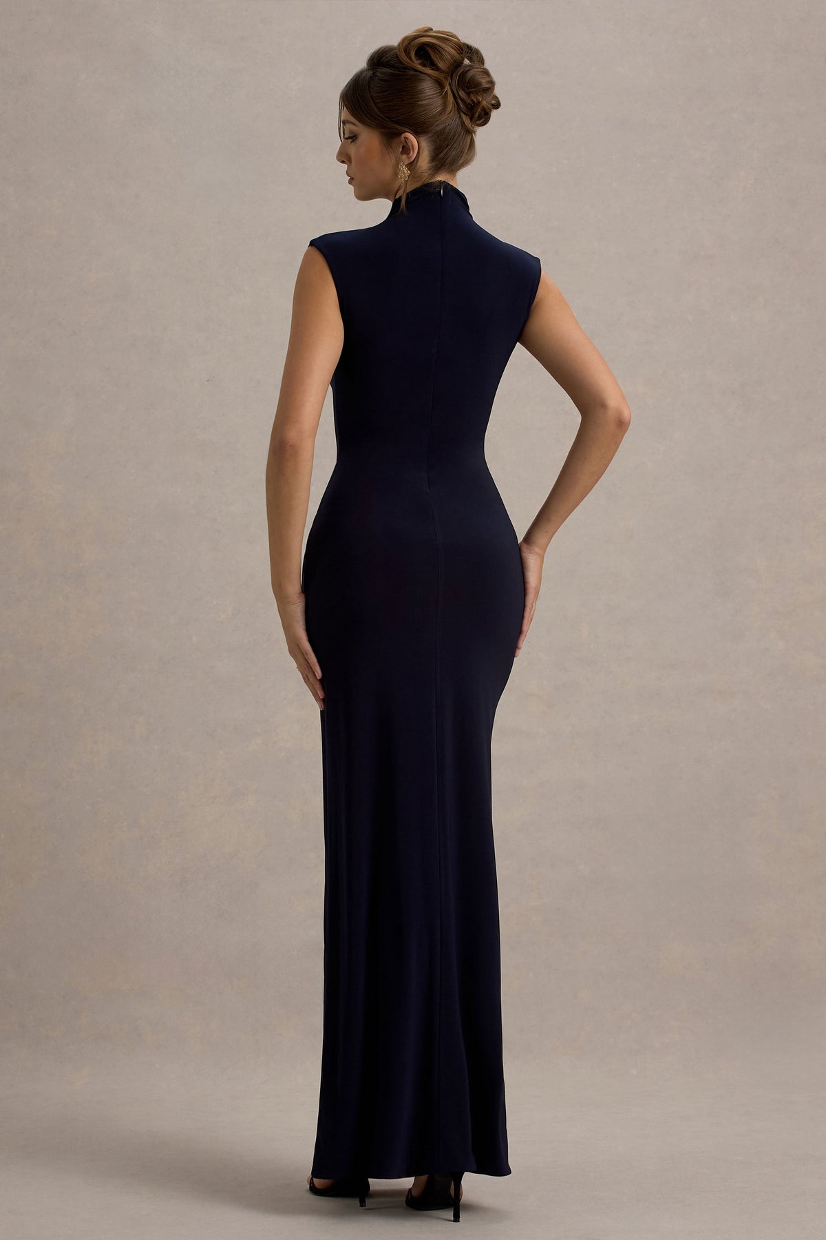 Lanetta | Marinenblaues Maxikleid mit Raffung, hohem Kragen und Schlitz