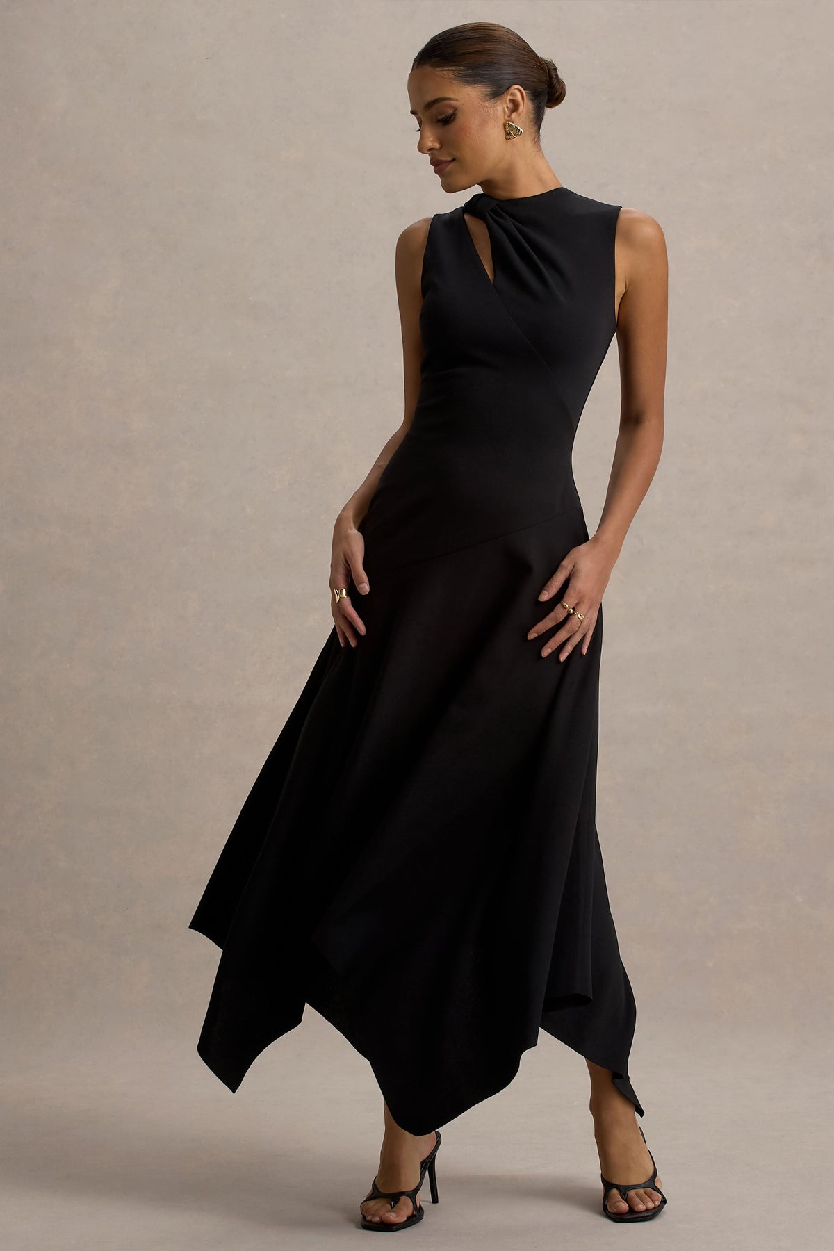 Francesca | Schwarzes Midikleid mit Knoten und Taschentuchsaum.