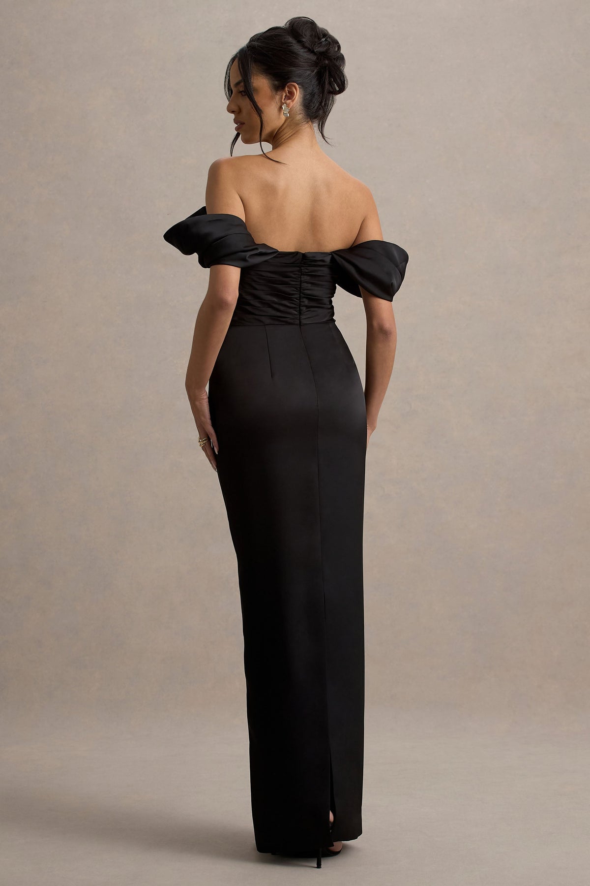 Annita | Schwarzes Satin-Bardot-Maxikleid