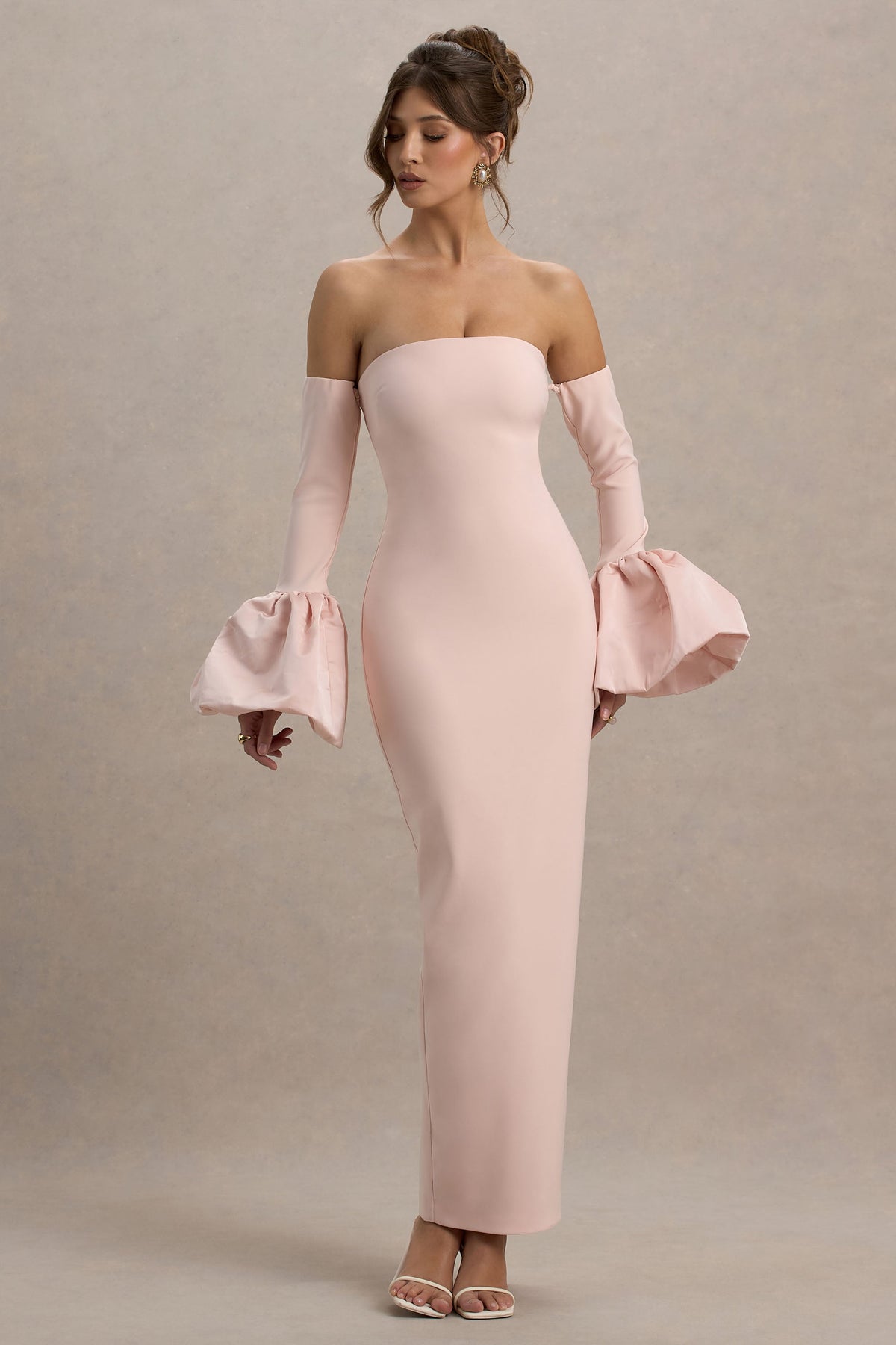Myah | Rosafarbenes Bandeau-Maxikleid mit langen Ärmeln und Puffbündchen.