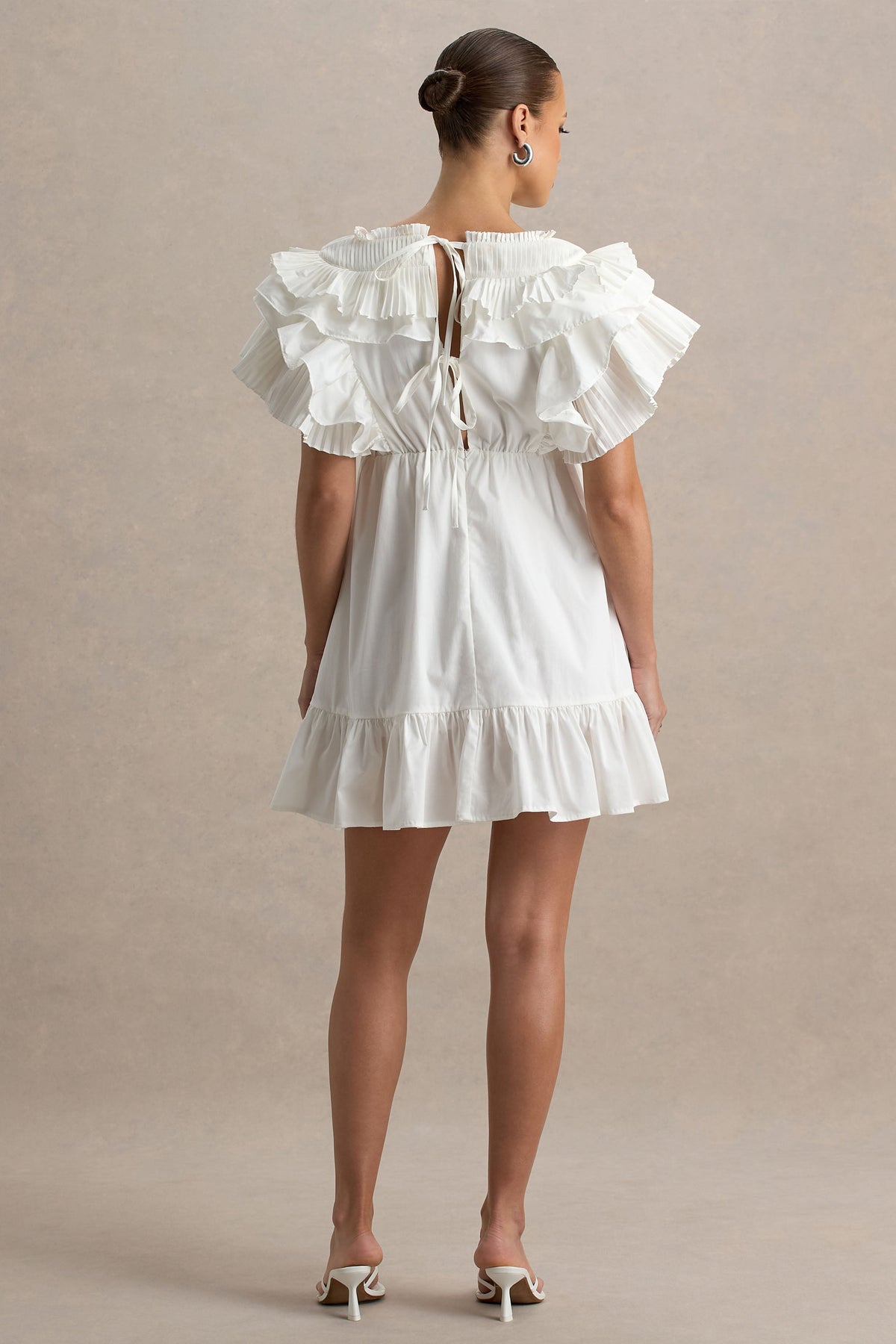 Judie | Weißes Popeline-Minikleid mit V-Ausschnitt und Rüschen