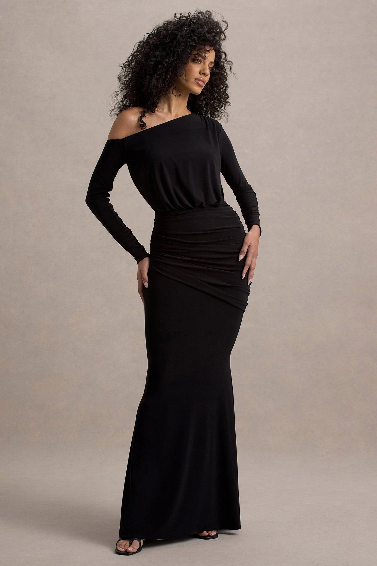 Deanna | Schwarzes asymmetrisches Maxikleid mit langen Ärmeln und Raffungen