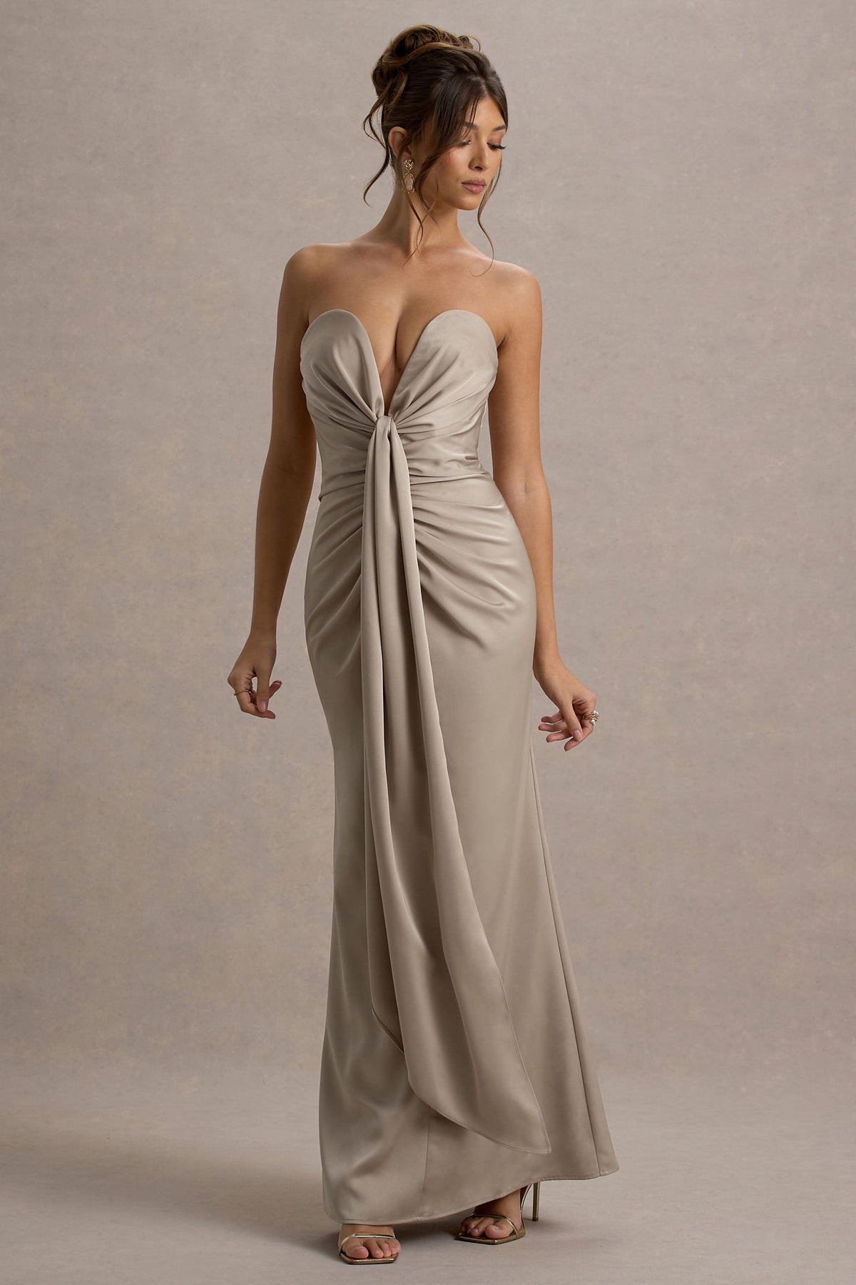 Mackenzie | Champagnerfarbiges Satin-Maxikleid mit tiefem Ausschnitt und Drapierung