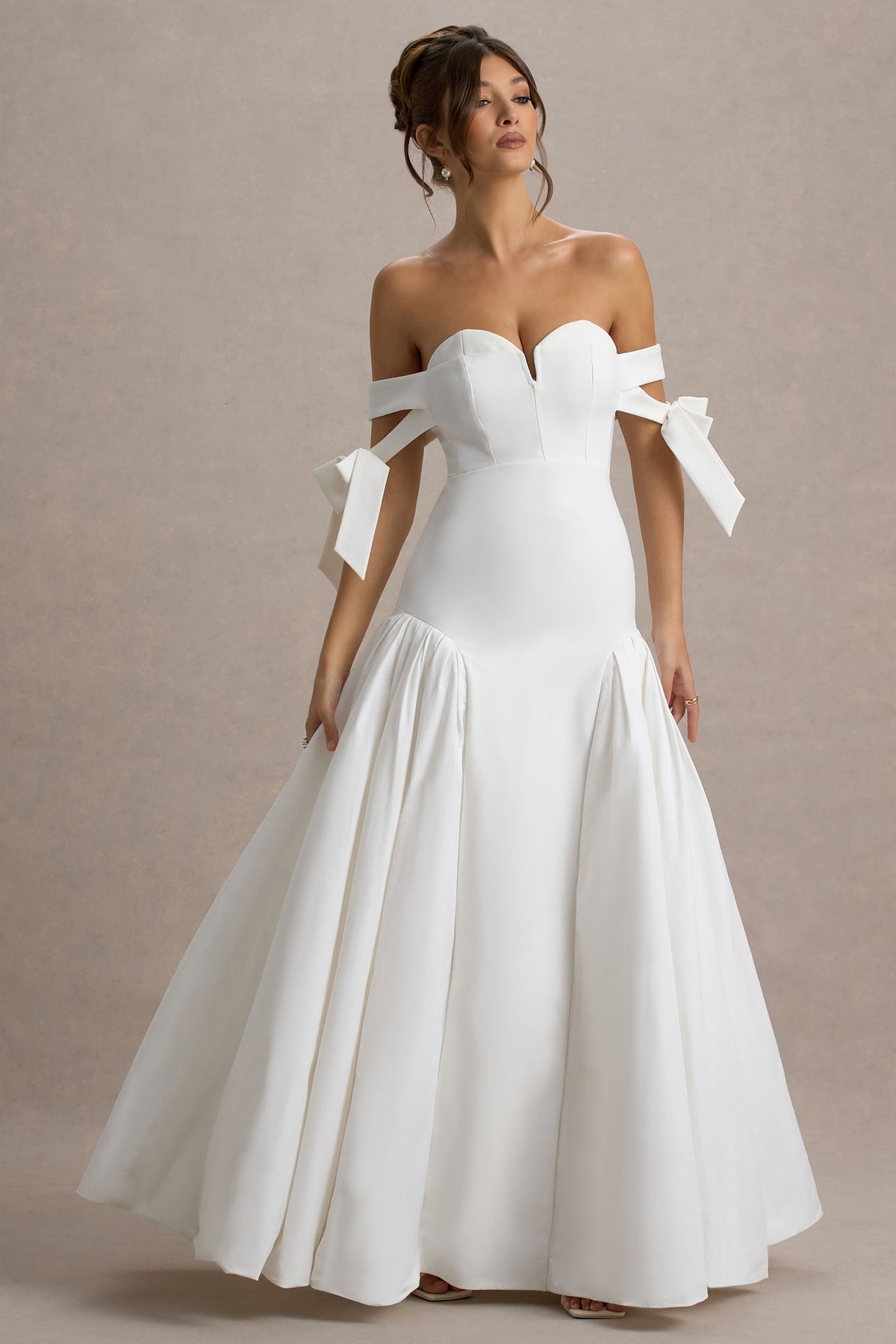 Ethel | Weißes und cremefarbenes Bardot-Maxikleid mit voluminösem Rock