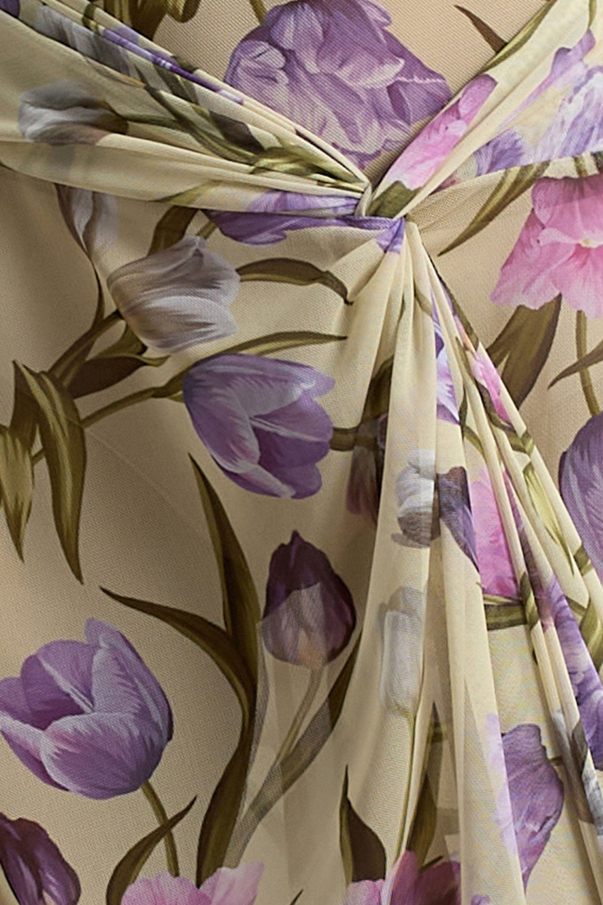 Koami | Gelbes Maxikleid mit Blumenmuster, langen Ärmeln und hohem Schlitz