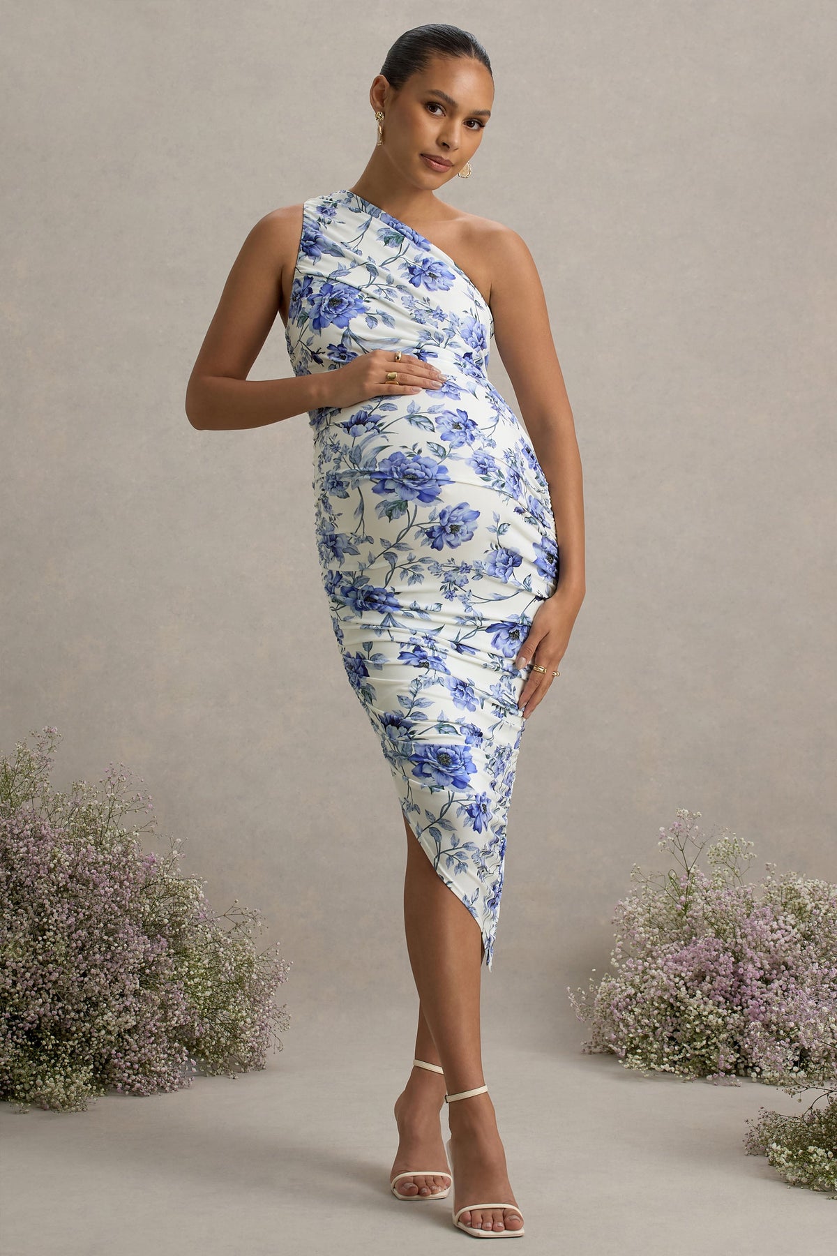 Late Night | Blaues Umstandsmidikleid mit Blumenmuster und geraffter Ein-Schulter-Optik