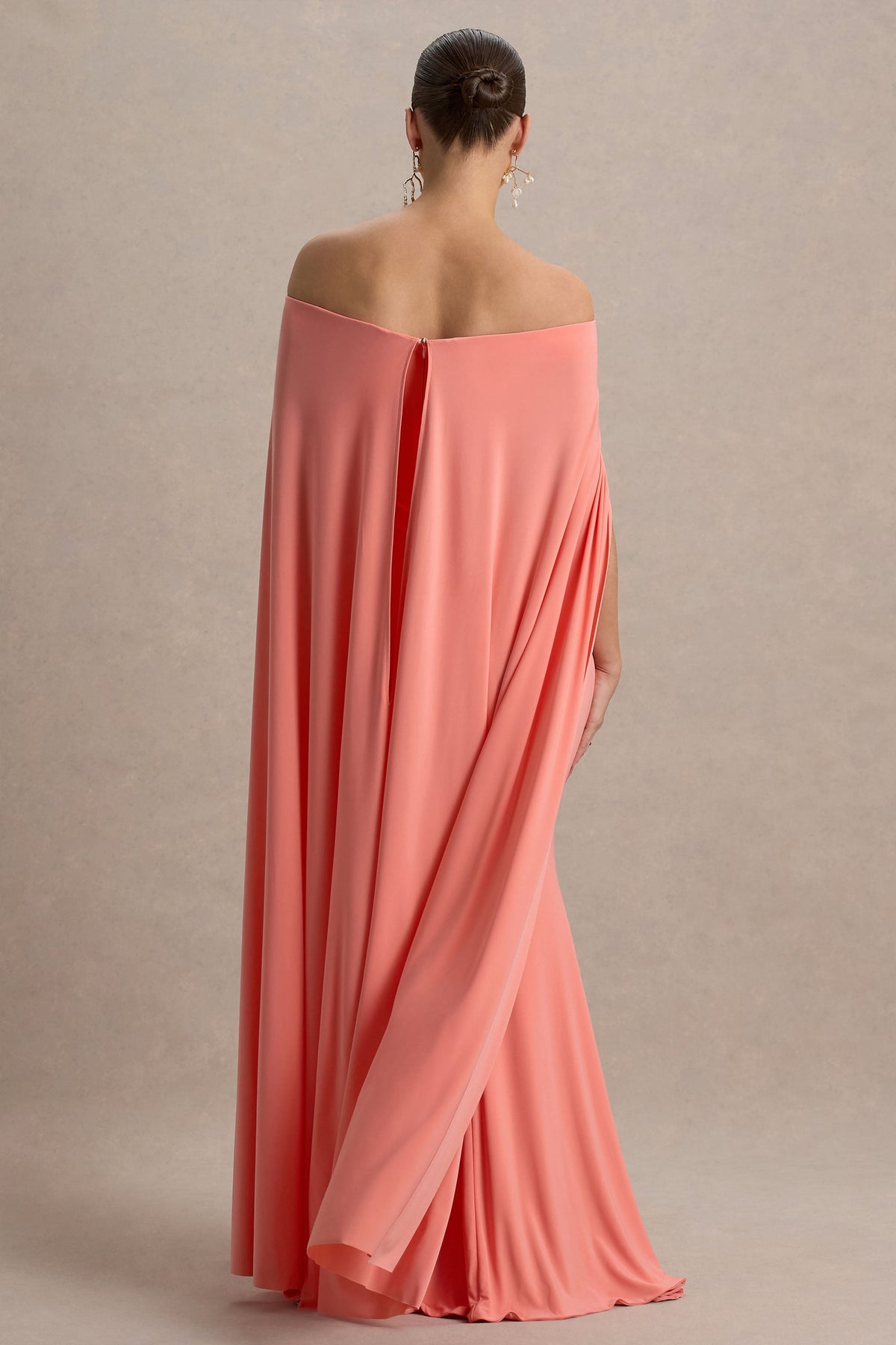 Radiance | Coral Bardot-Umstands-Maxikleid mit Cape