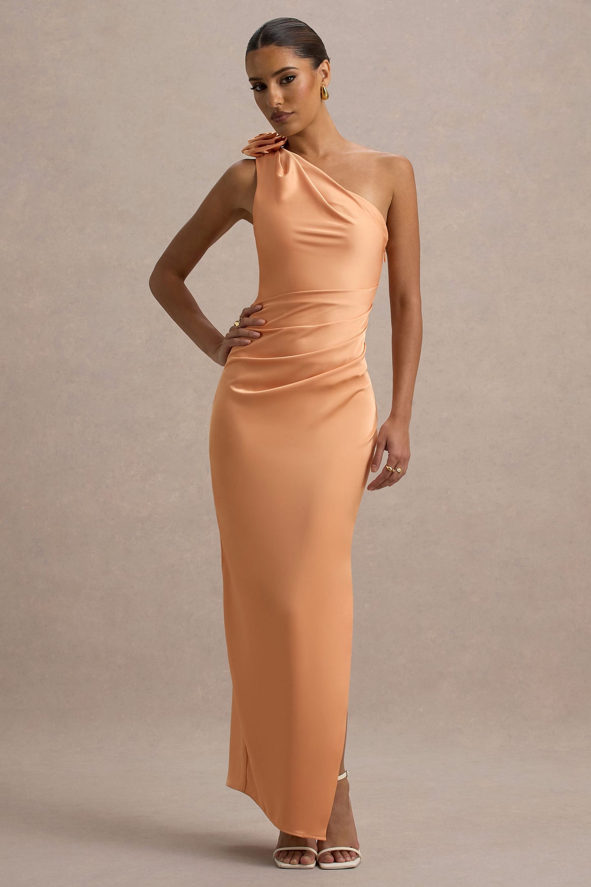 Janette | Pfirsichfarbenes Satin-Maxikleid mit einer Schulter, Schlitz und Corsage
