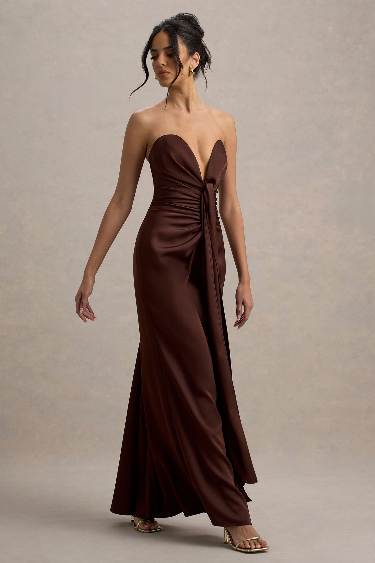 Mackenzie | Braunes Satinkleid mit tiefem Ausschnitt und drapiertem Maxi-Design