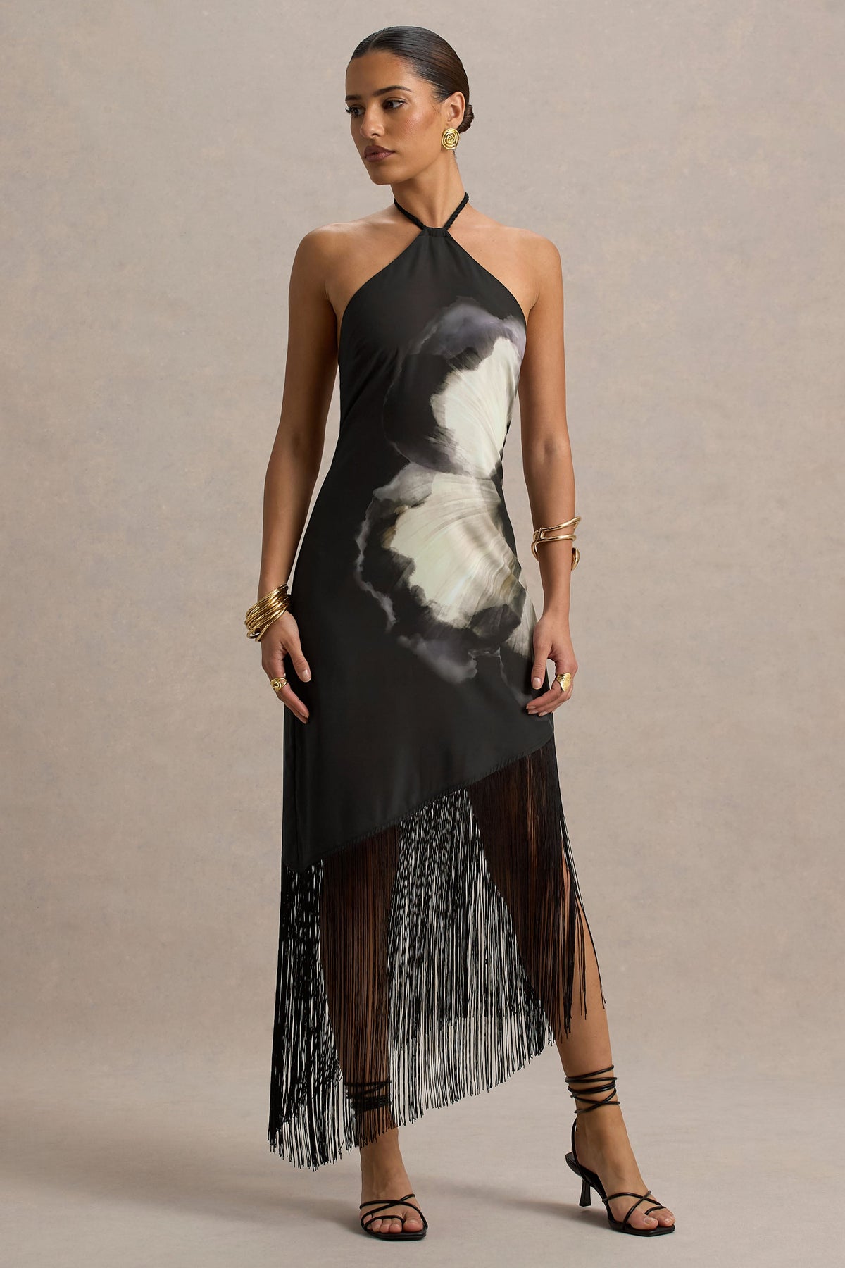 Dhalia | Schwarzes Maxikleid mit Blumenmuster, Halterneck und Fransen