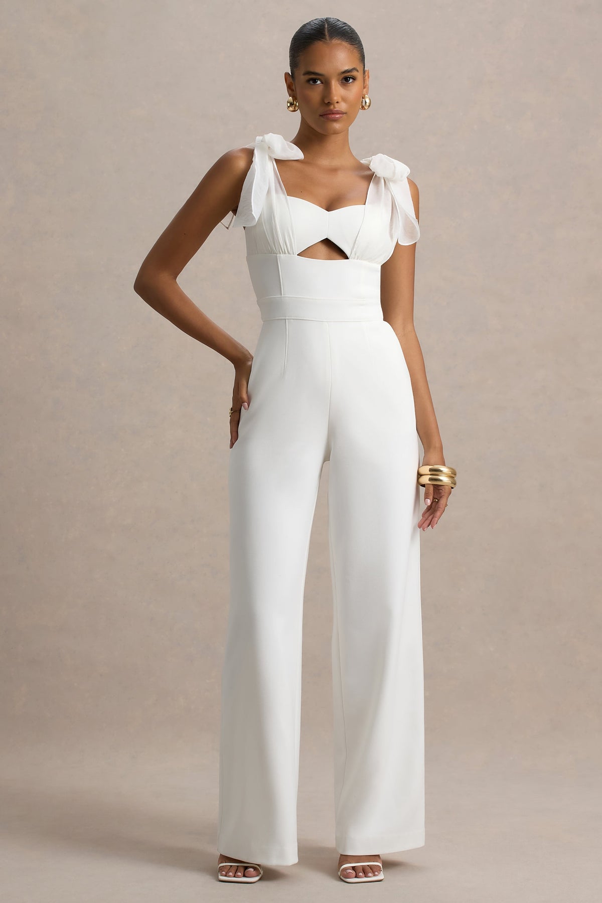 Claudelle | Weißer Jumpsuit mit ausgestelltem Bein und Organza-Schleifen-Trägern