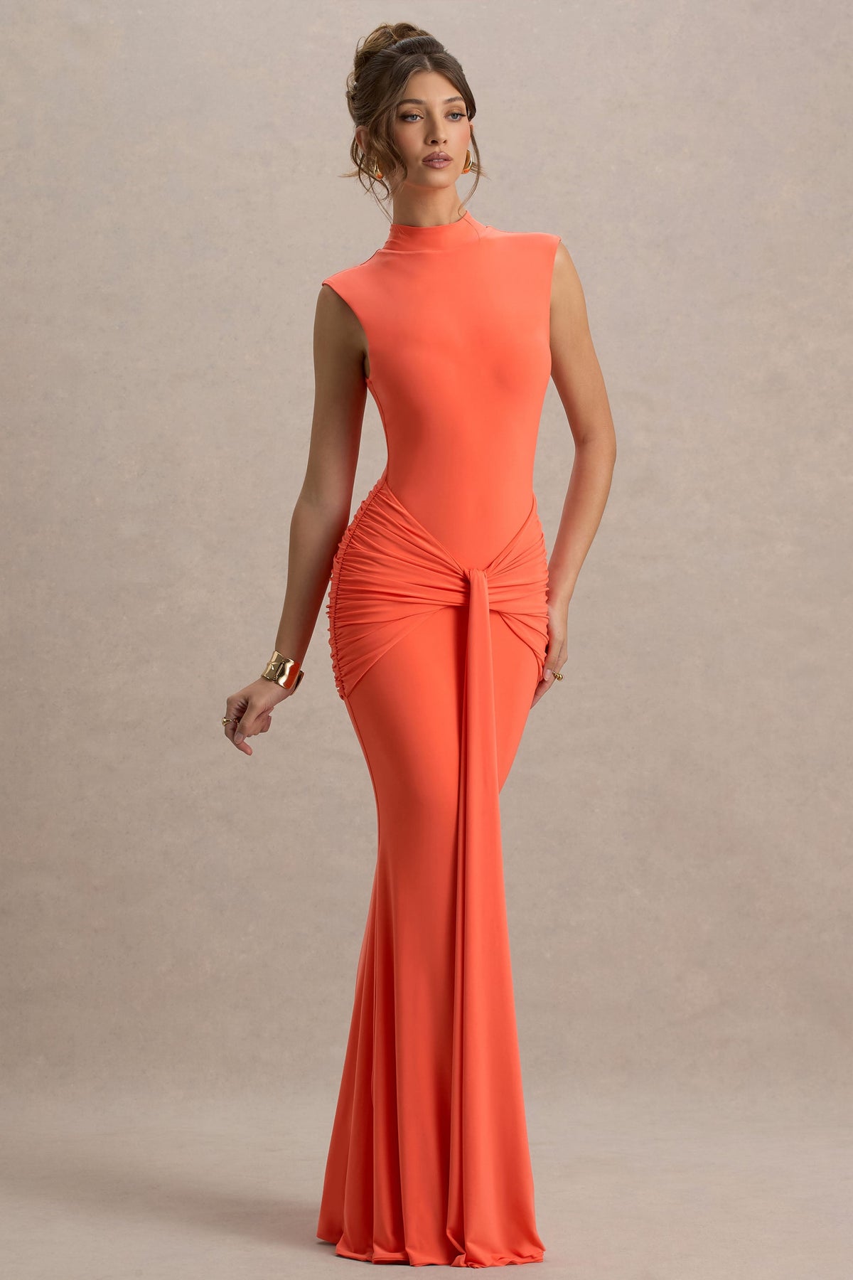 Graziana | Korallenrotes Maxikleid mit hohem Kragen und Drapierung