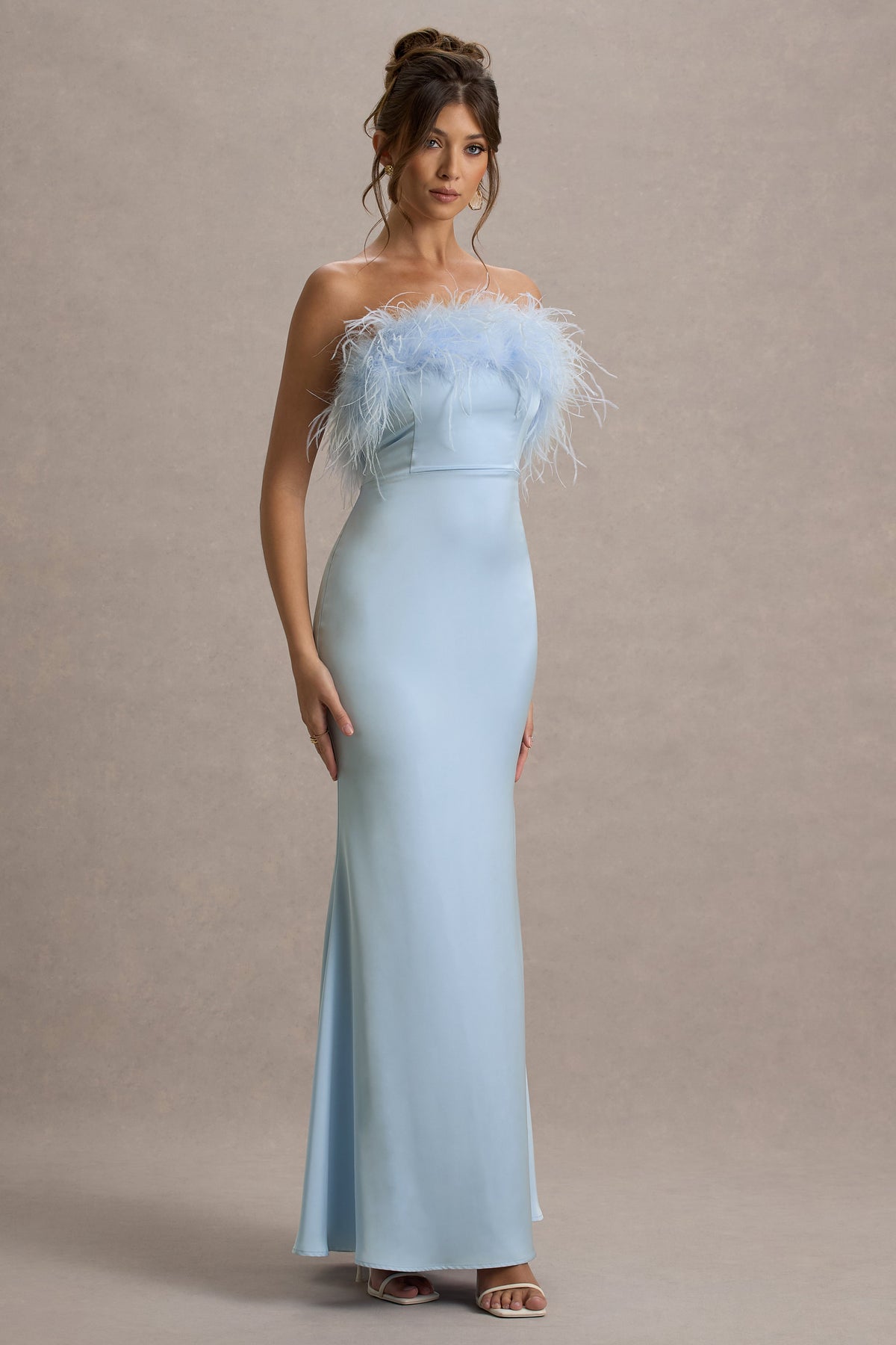 Dress For It | Puderblaues Satin-Maxikleid mit Federbesatz und Bandeau-Ausschnitt