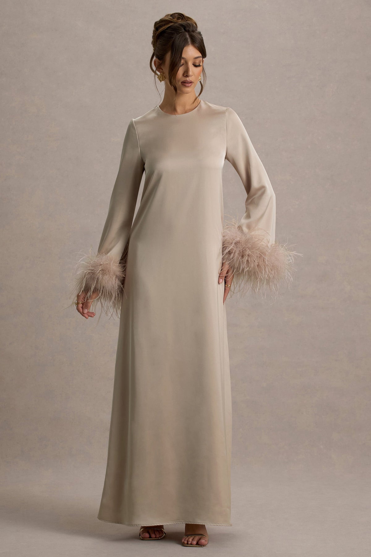 Adella | Champagnerfarbenes Satin-Maxikleid mit Federsaum