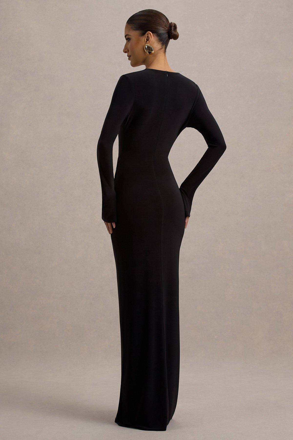 Idony | Schwarzes Maxikleid mit tiefem V-Ausschnitt, gerafftem Schlitz und Ringdetail