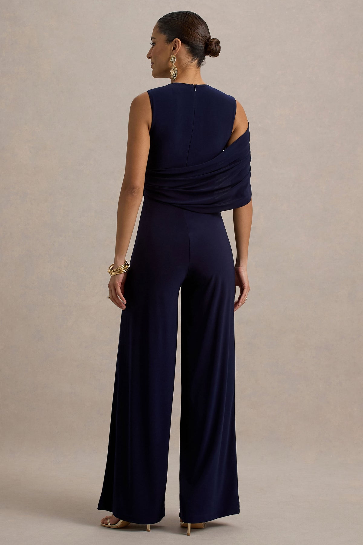 Opulence | Marineblauer Jumpsuit mit Cape-Ärmeln und drapierten Details.