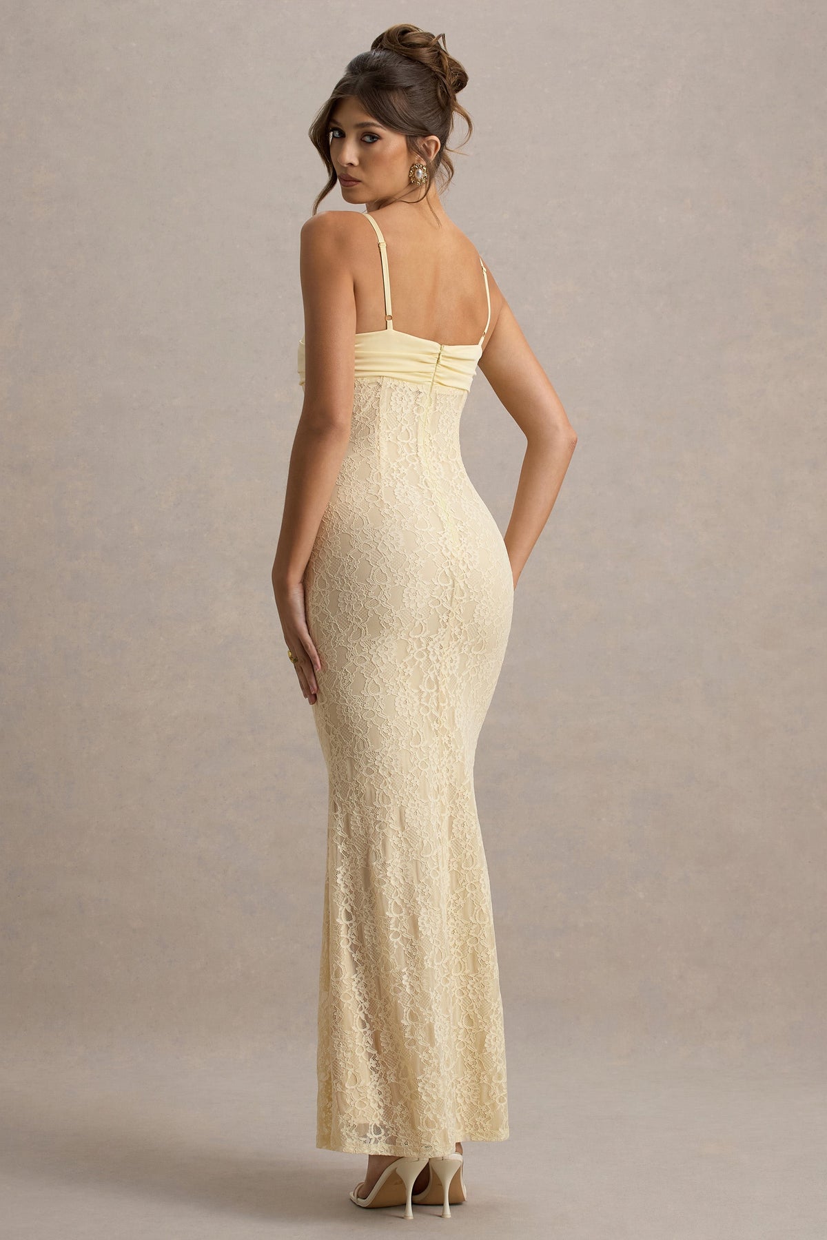 Felicia | Blassgelbes Maxikleid aus Satin mit Herzausschnitt und Spitzendetails.