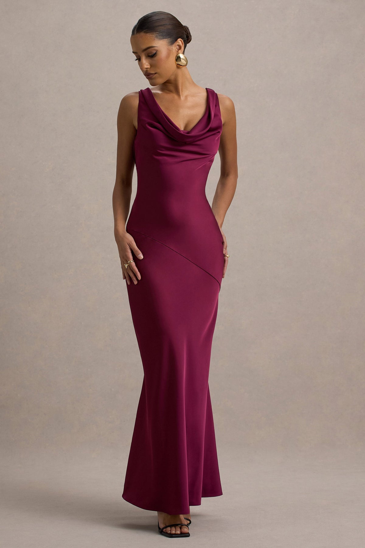 Alesso | Burgunderrotes Satin-Maxikleid mit Wasserfallausschnitt