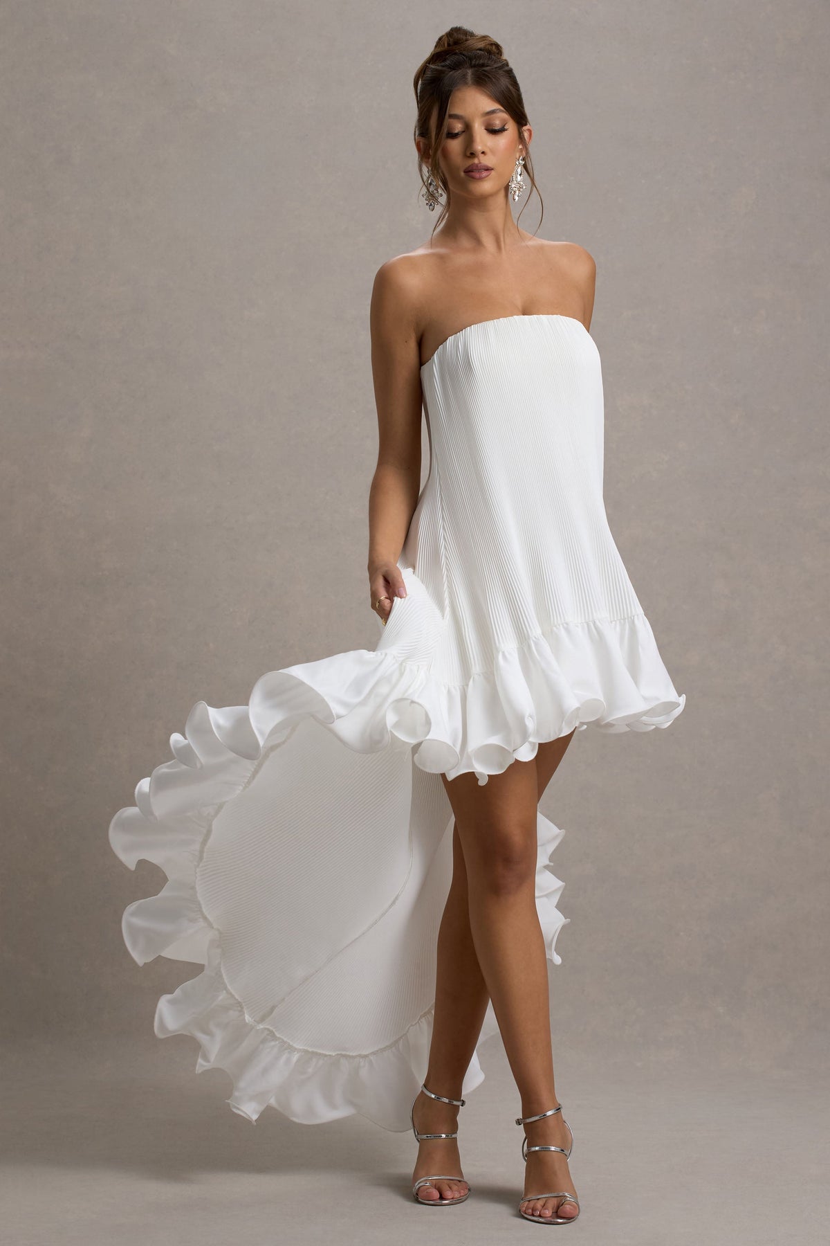 Whistler | Weißes Maxikleid aus Chiffon mit Bandeau-Ausschnitt, Rüschen und High-Low-Saum