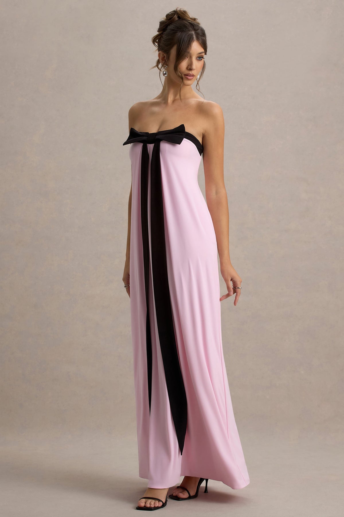 Mckenna | Rosa schulterloses Maxikleid mit schwarzer Schleife