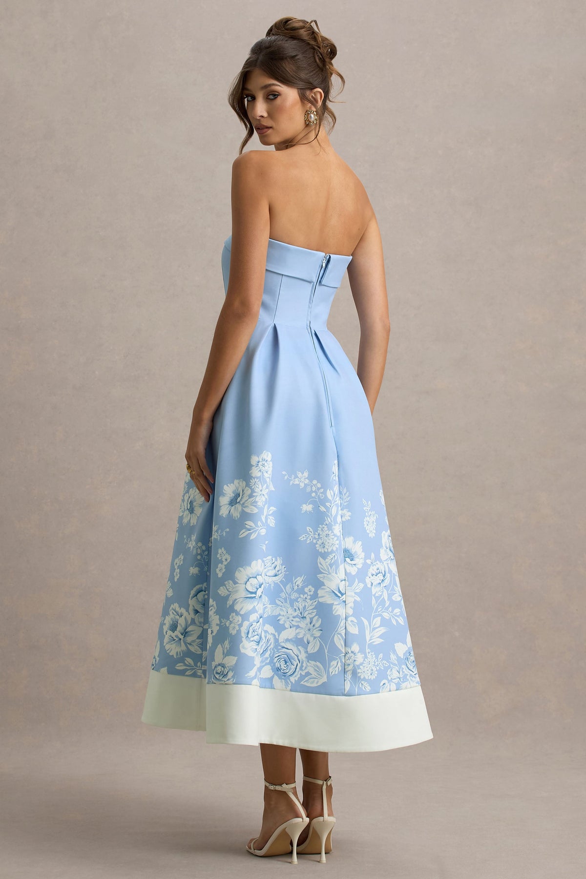 Annalise | Hellblaues Skater-Midikleid mit Blumenmuster und Bandeau-Ausschnitt