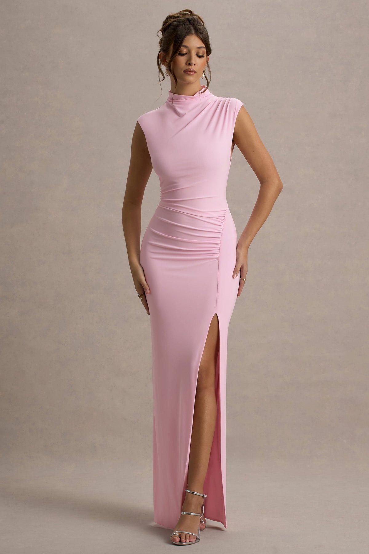 Lanetta | Rosa gerafftes Maxi-Kleid mit hohem Kragen und Schlitz