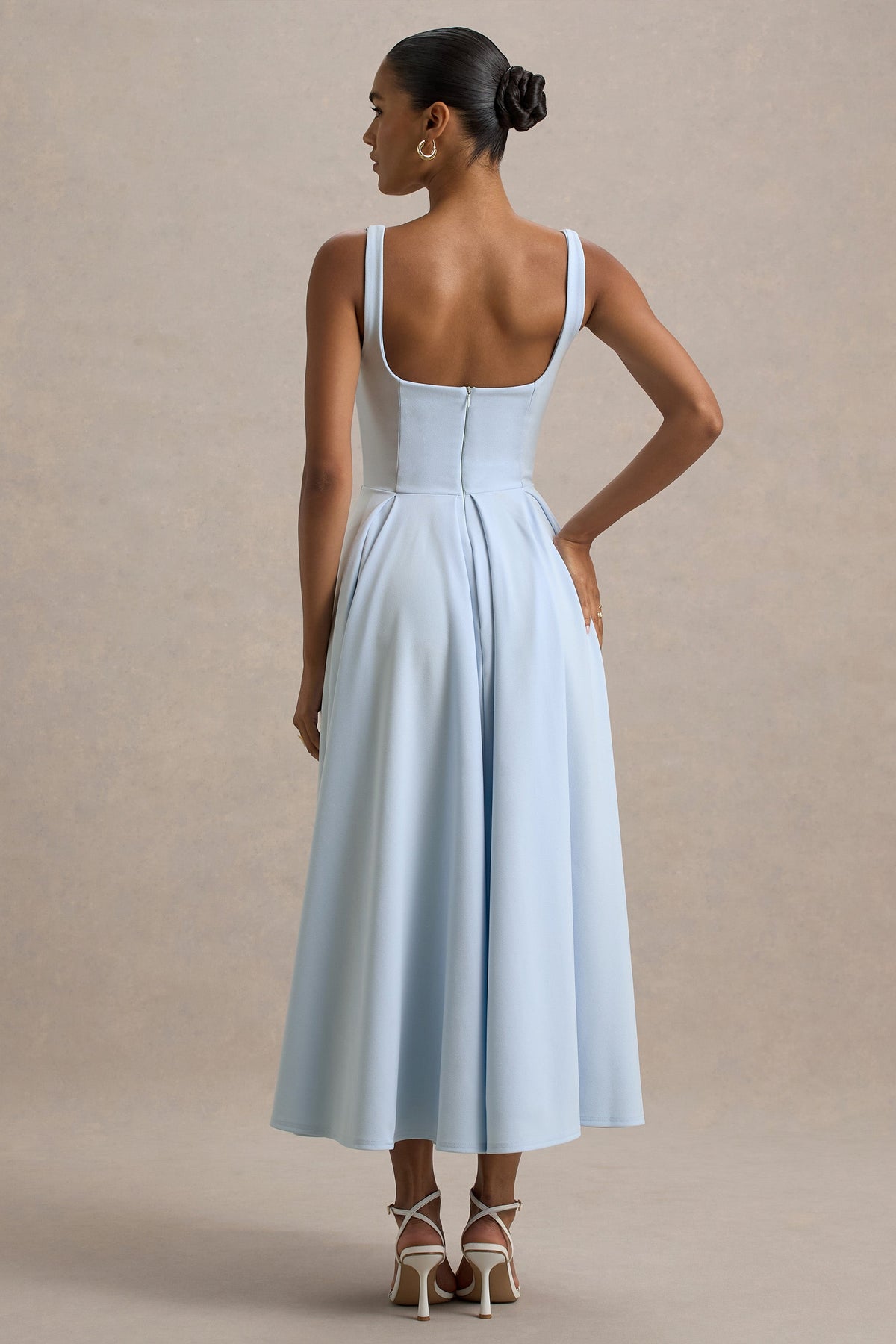 Parina | Puderblaues Midikleid mit Trägern und Volantsaum