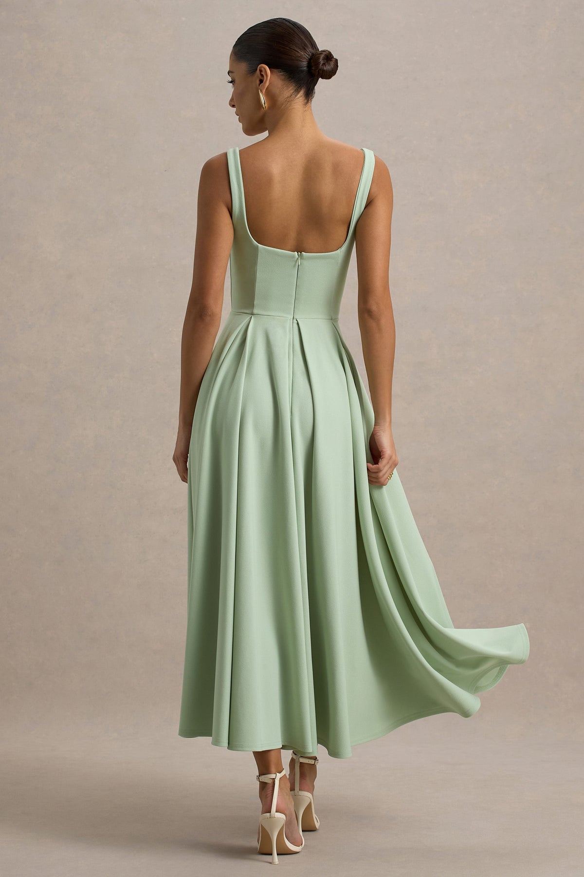 Parina | Hellgrünes Midikleid mit Trägern und Volantsaum