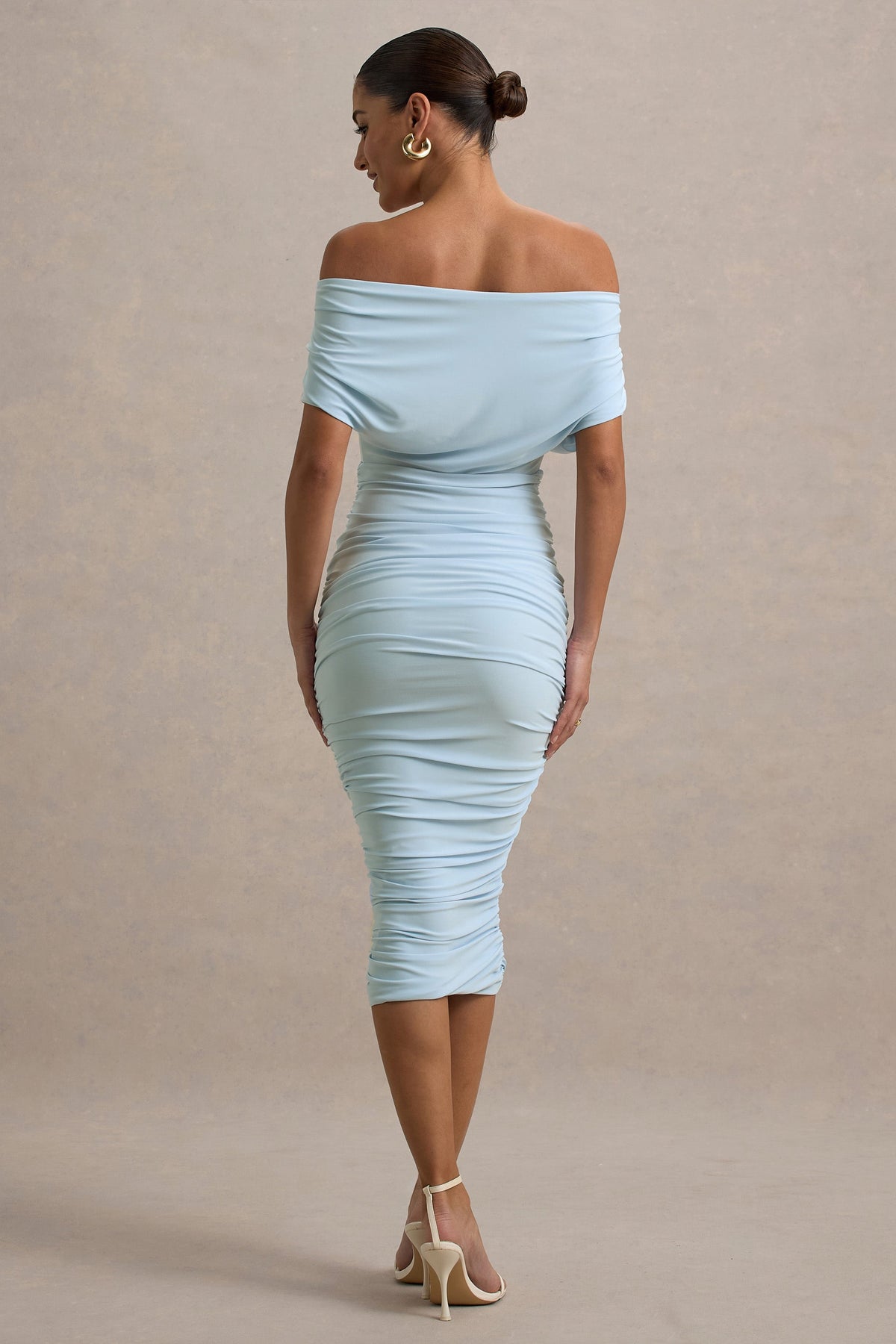 Rayleigh | Puderblaues Bardot-Midikleid mit Raffung
