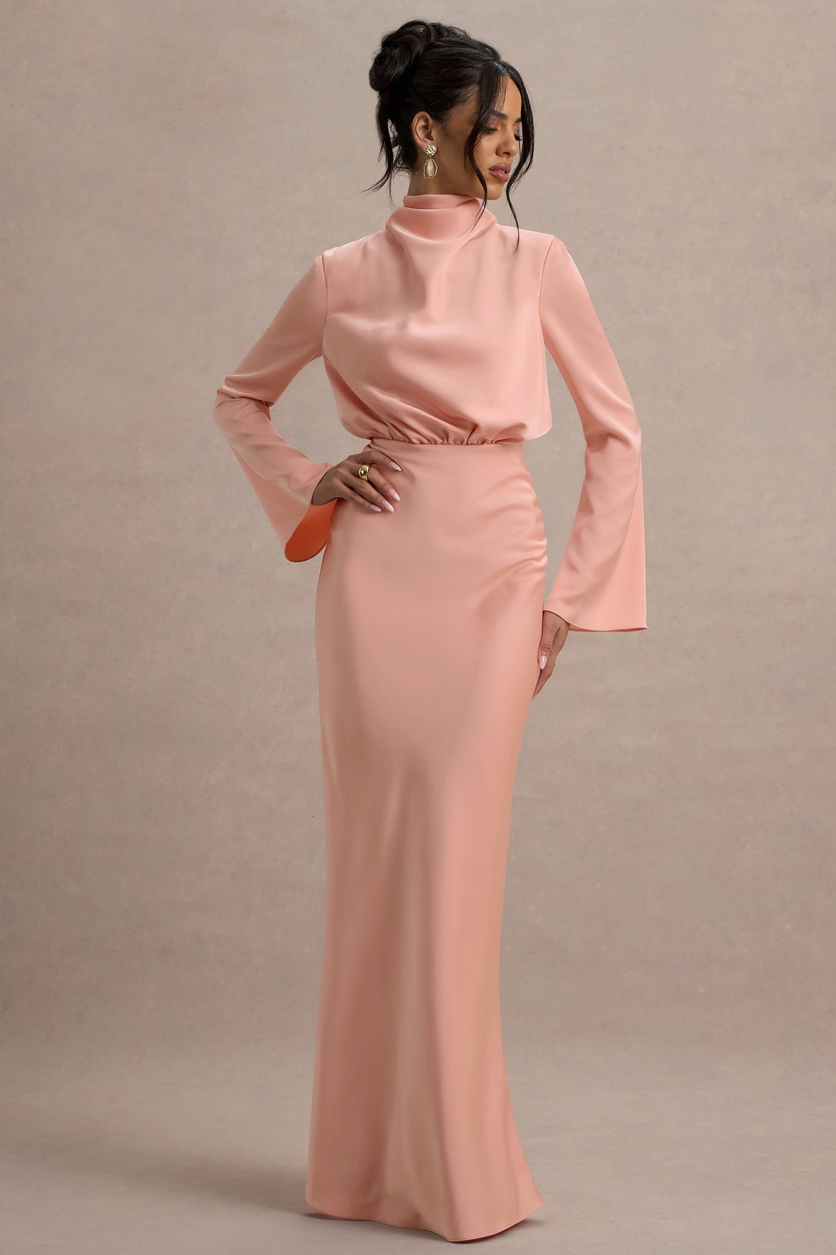 Celina | Hellrosa Satin-Maxikleid mit hohem Kragen